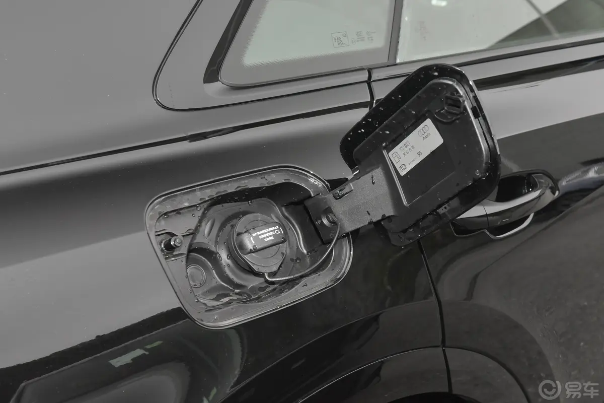 奥迪Q855 TFSI quattro 尊享动感型加油口