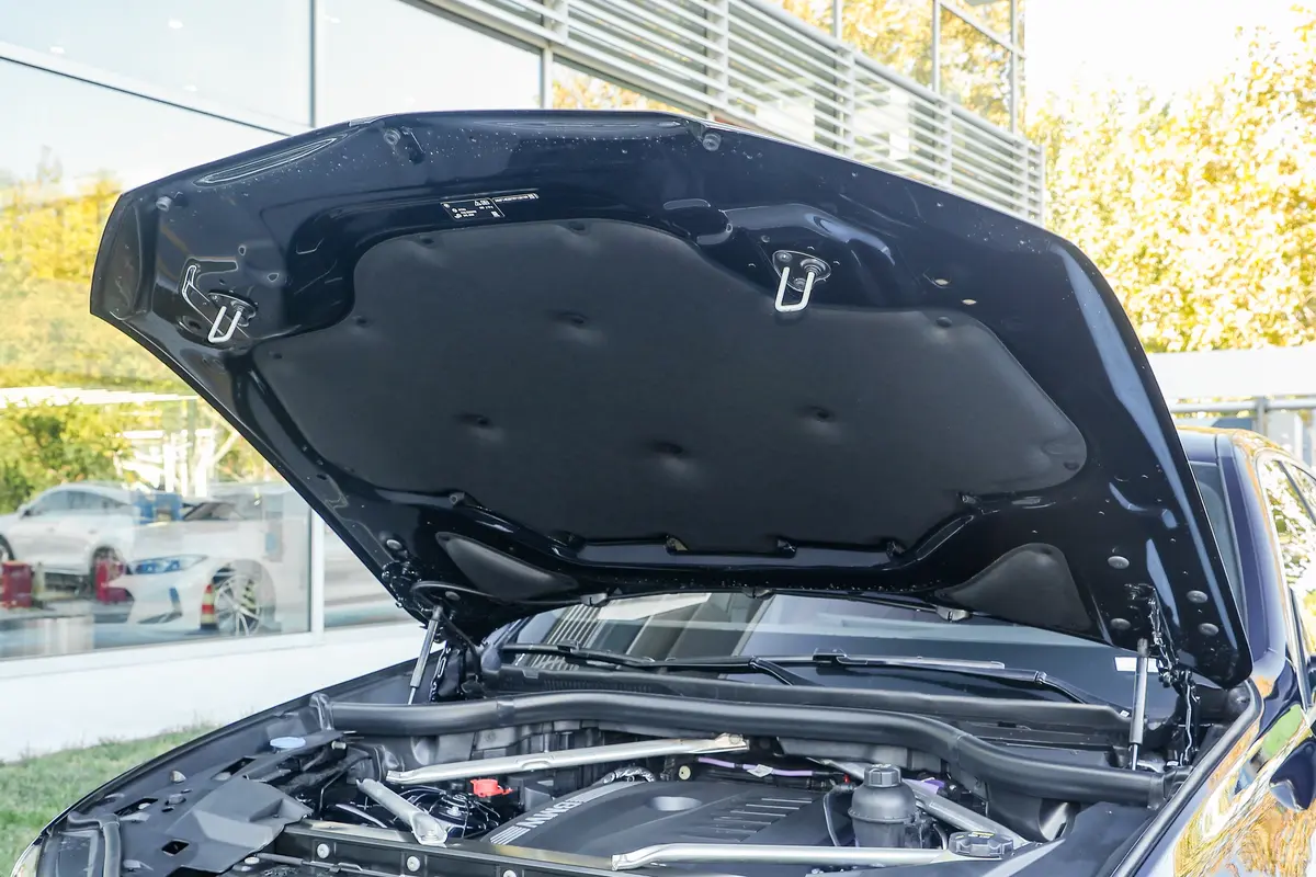 宝马X6改款 xDrive40i M运动套装发动机舱盖内侧