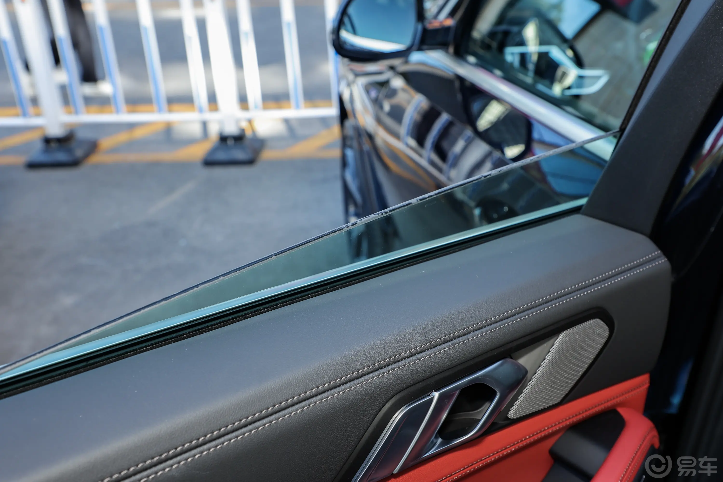 宝马X6改款 xDrive40i M运动套装后排玻璃材质特写