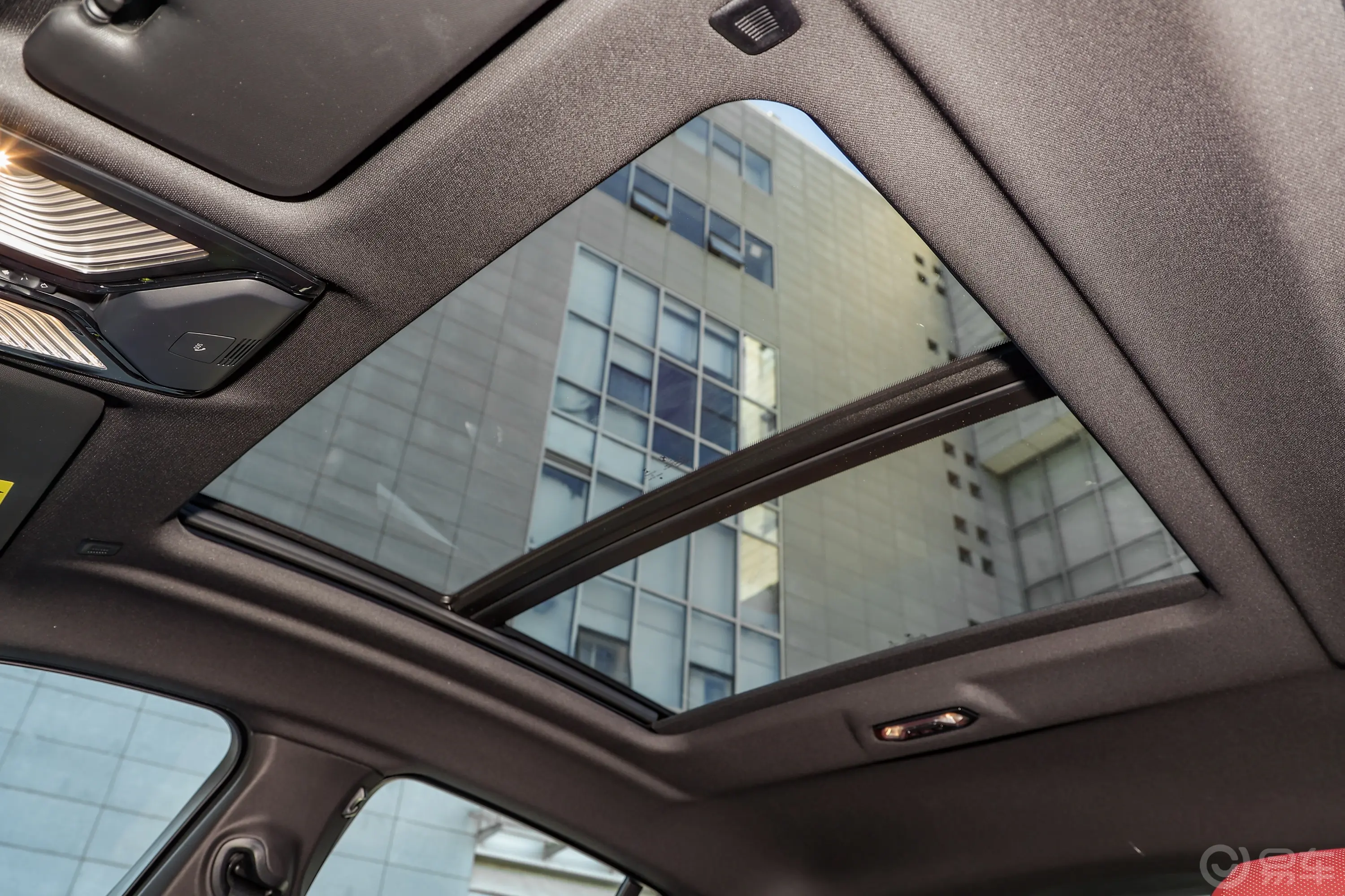 宝马X6改款 xDrive40i M运动套装天窗内拍关闭