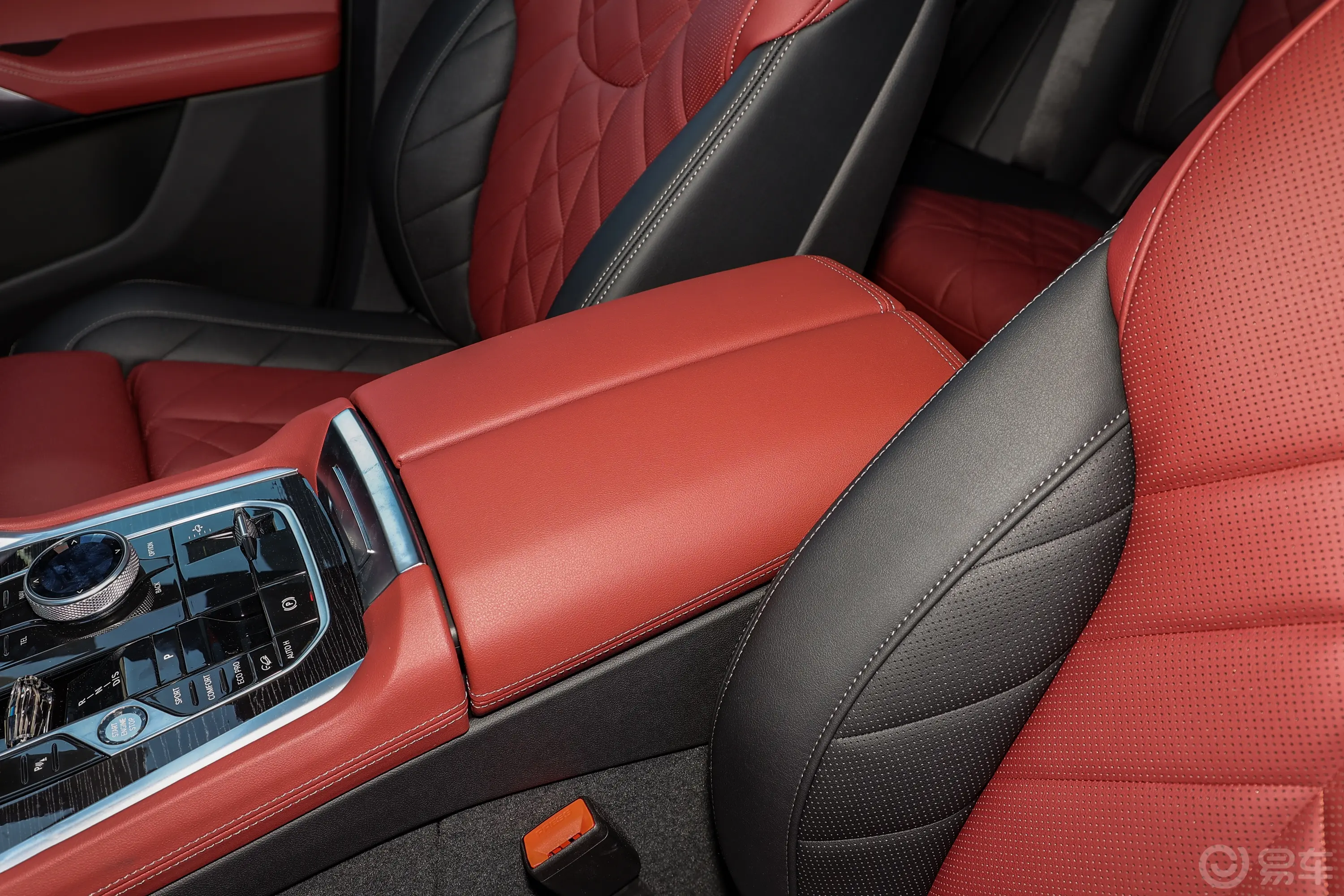 宝马X6改款 xDrive40i M运动套装前排中央扶手