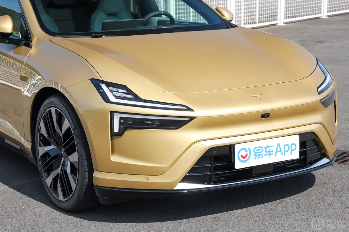 Polestar 4620km 四驱高性能PLUS版前格栅侧俯拍