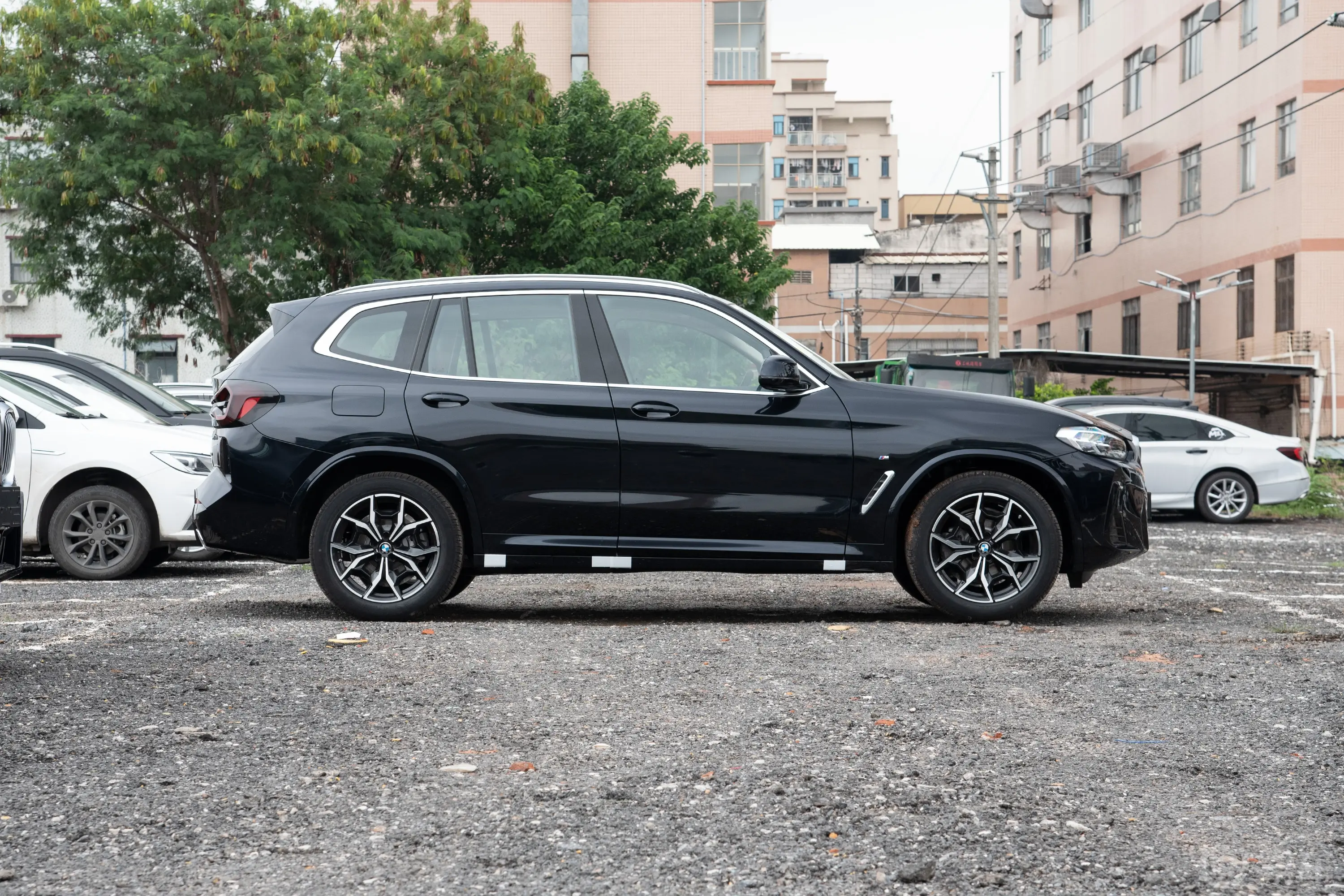 宝马X3xDrive25i M运动套装正侧车头向右水平