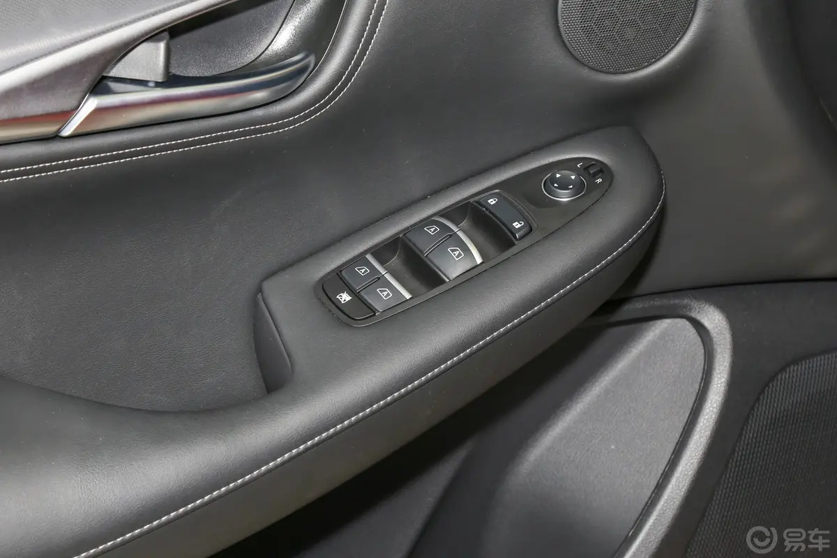 英菲尼迪QX552.0T 两驱耀型版主驾驶位