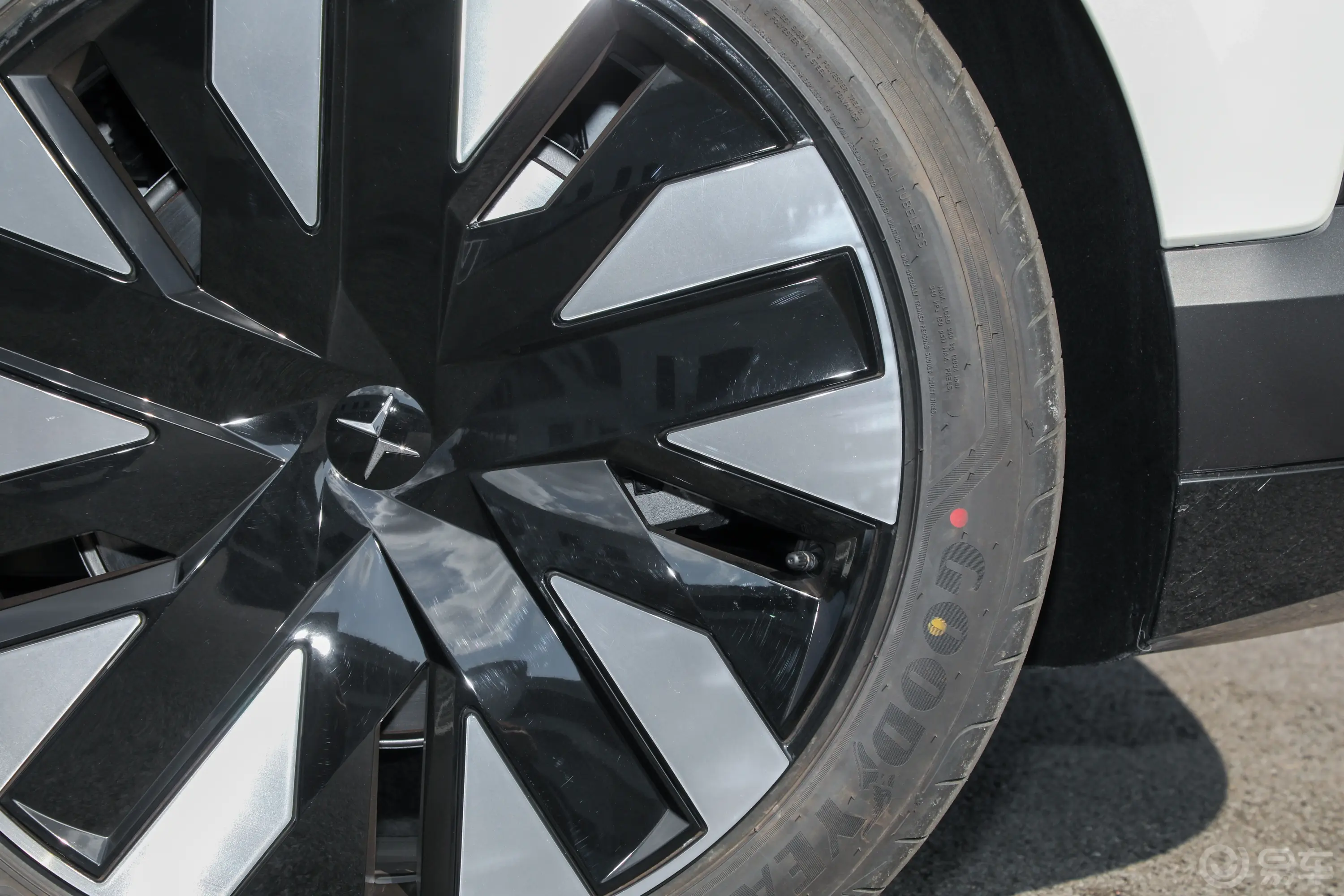 Polestar 4755km 后驱长续航PLUS版后刹车卡钳