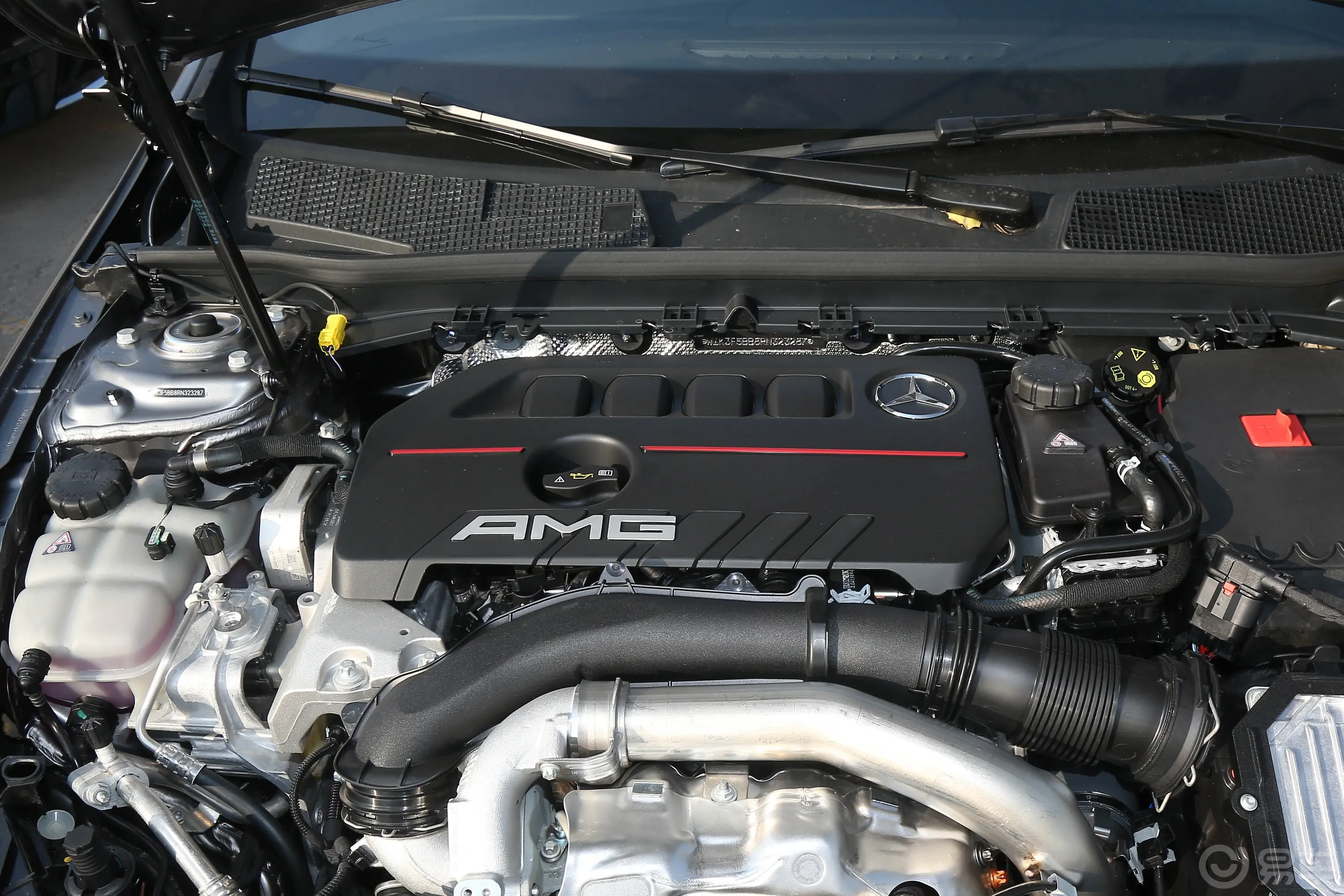 奔驰A级 AMG(进口)AMG A 35 4MATIC发动机特写