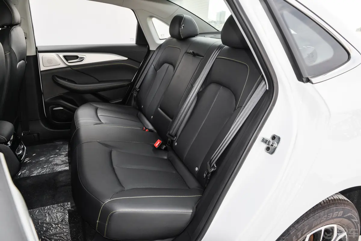 荣威i6 MAX EV420km 420天幕特别版后备厢开启45度侧拍