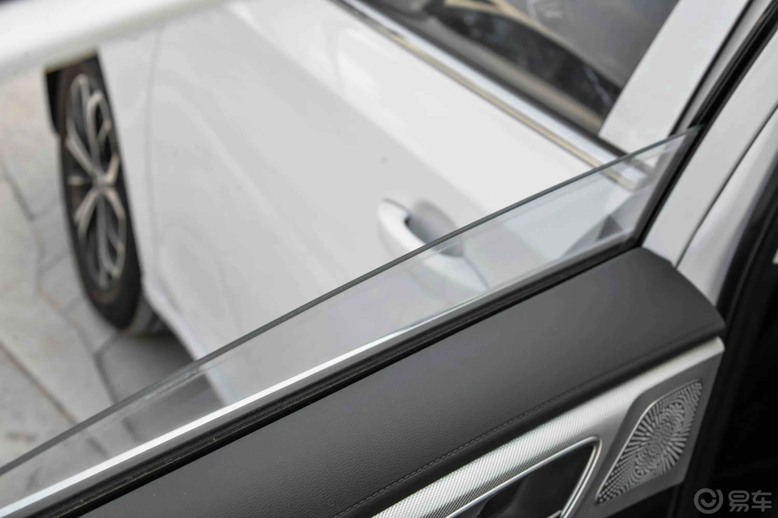 荣威i6 MAX EV420km 420天幕特别版后排玻璃材质特写