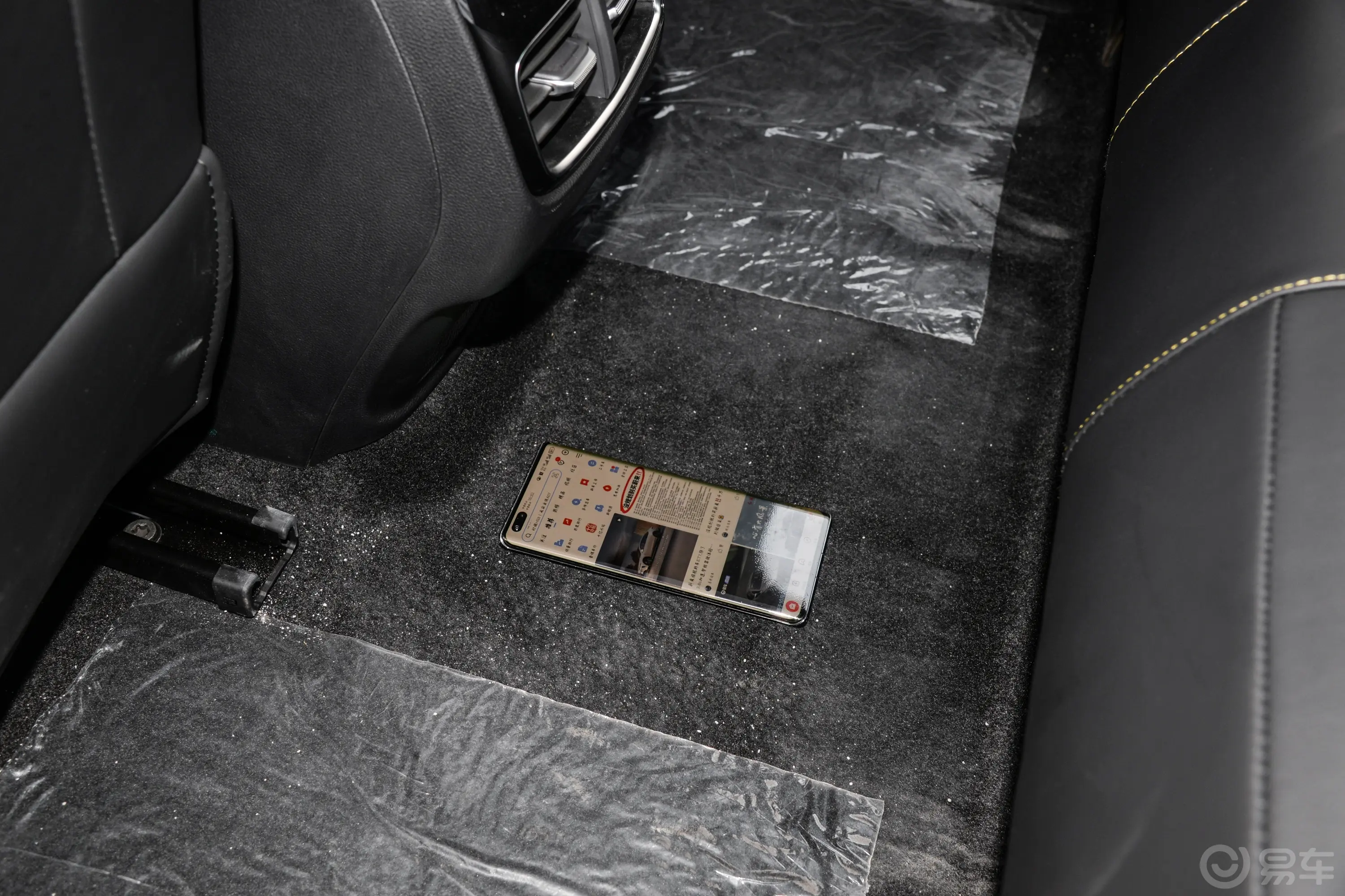 荣威i6 MAX EV420km 420天幕特别版后排地板中间位置