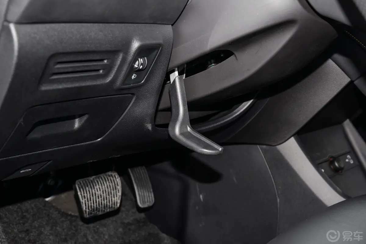 荣威i6 MAX EV420km 420天幕特别版方向盘调节