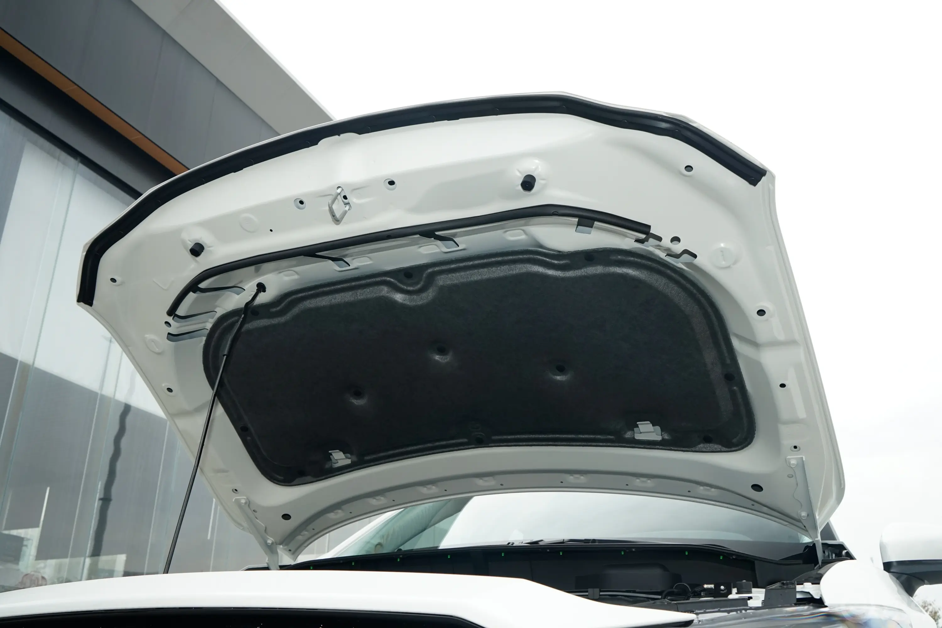 马自达CX-52.0L 两驱舒适型发动机舱盖内侧