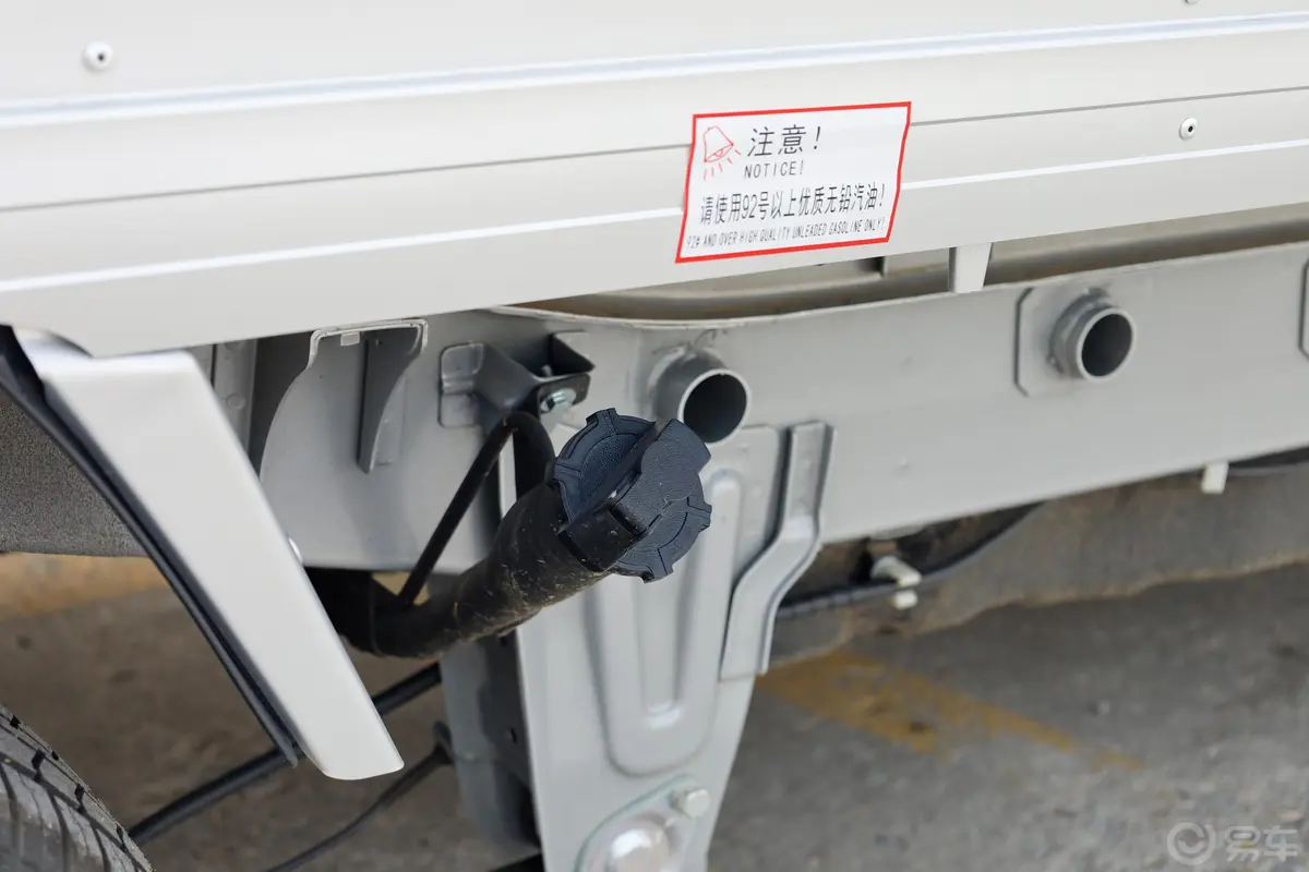 五菱荣光小卡专用车1.5L 单排 双层货柜车油箱盖