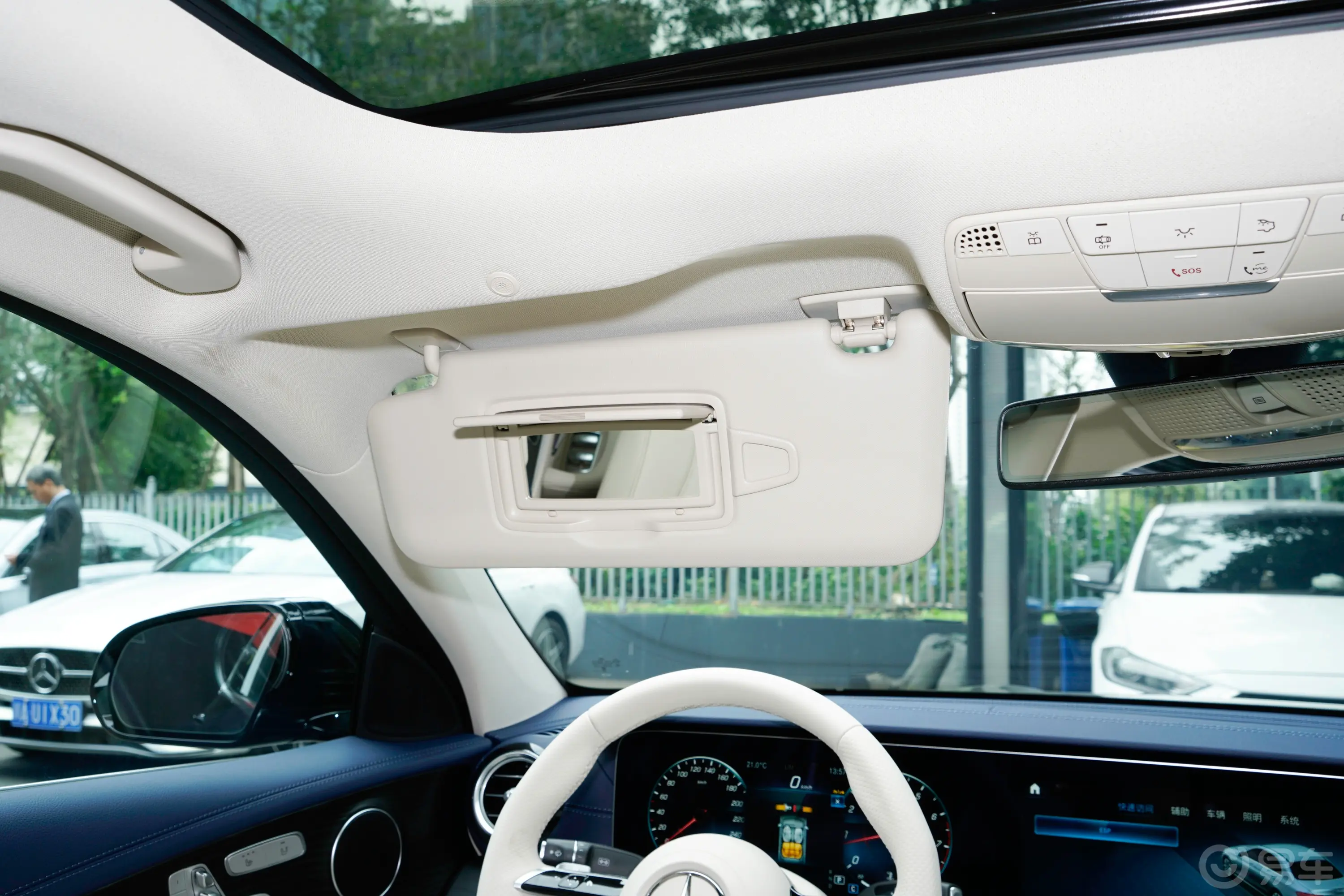 奔驰E级改款 E 300 L 运动时尚型驾驶位遮阳板