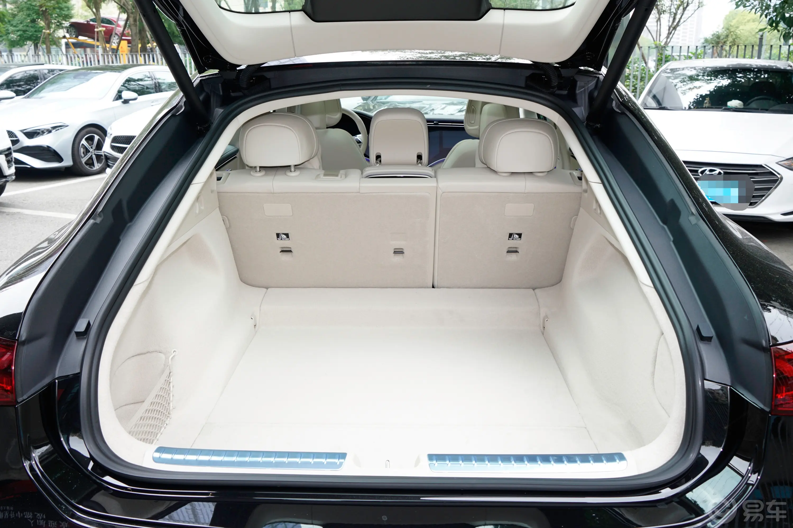 奔驰EQS改款 450+ 先锋版后备厢空间特写