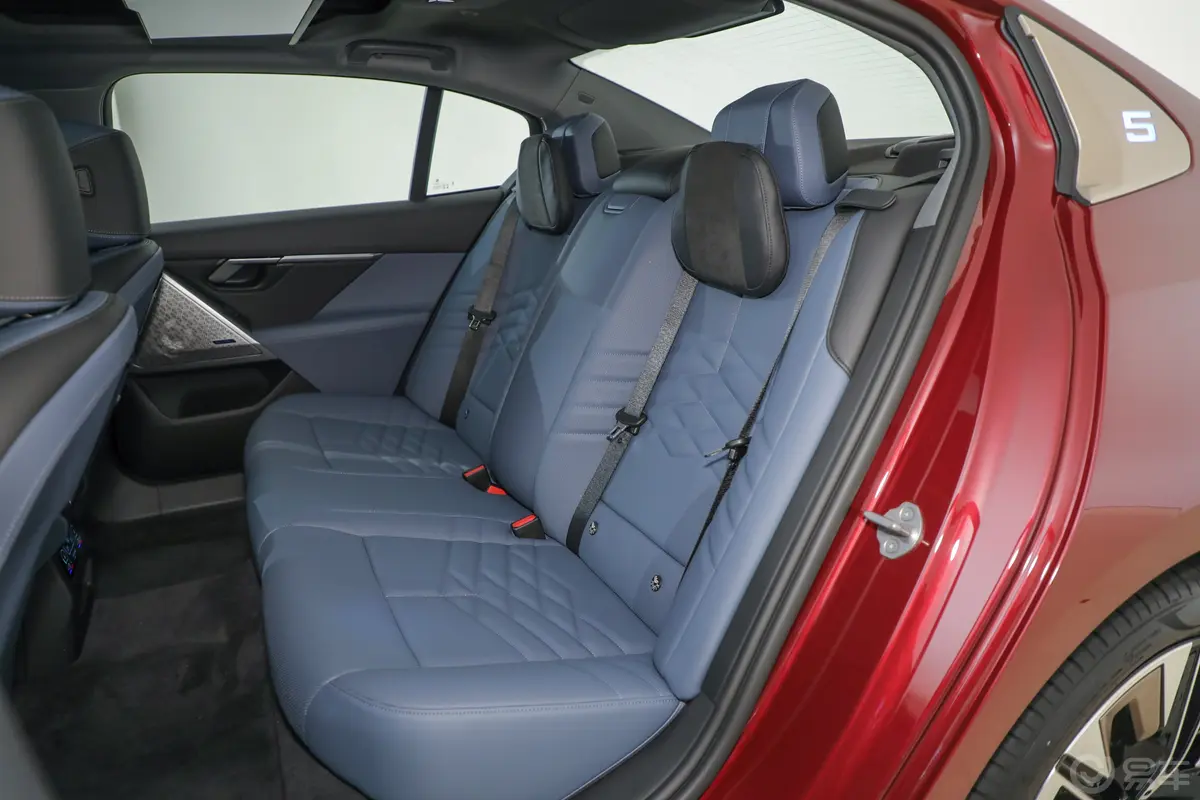 宝马i5eDrive 40L 豪华套装后排座椅