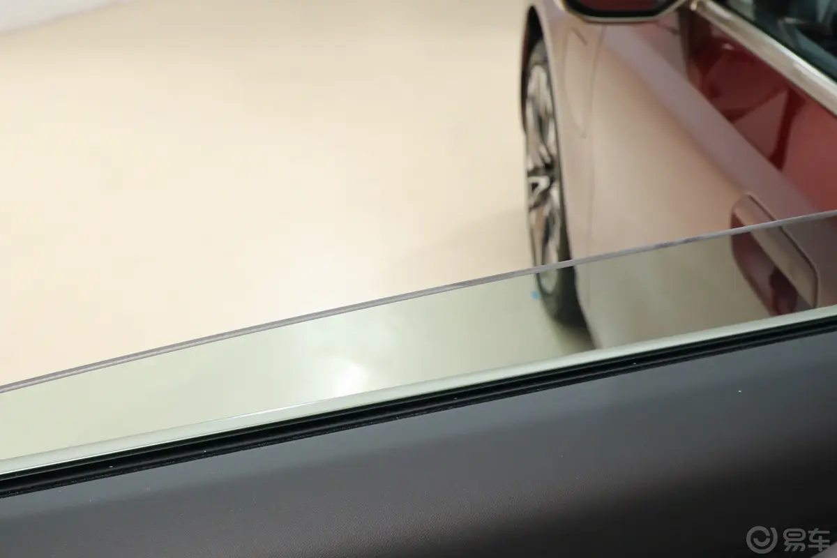 宝马i5eDrive 40L 豪华套装后排玻璃材质特写