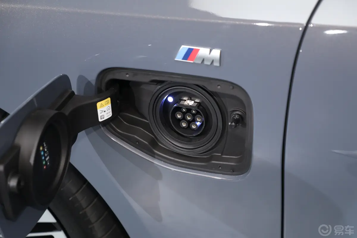 宝马i5eDrive 40L M运动套装慢充充电口