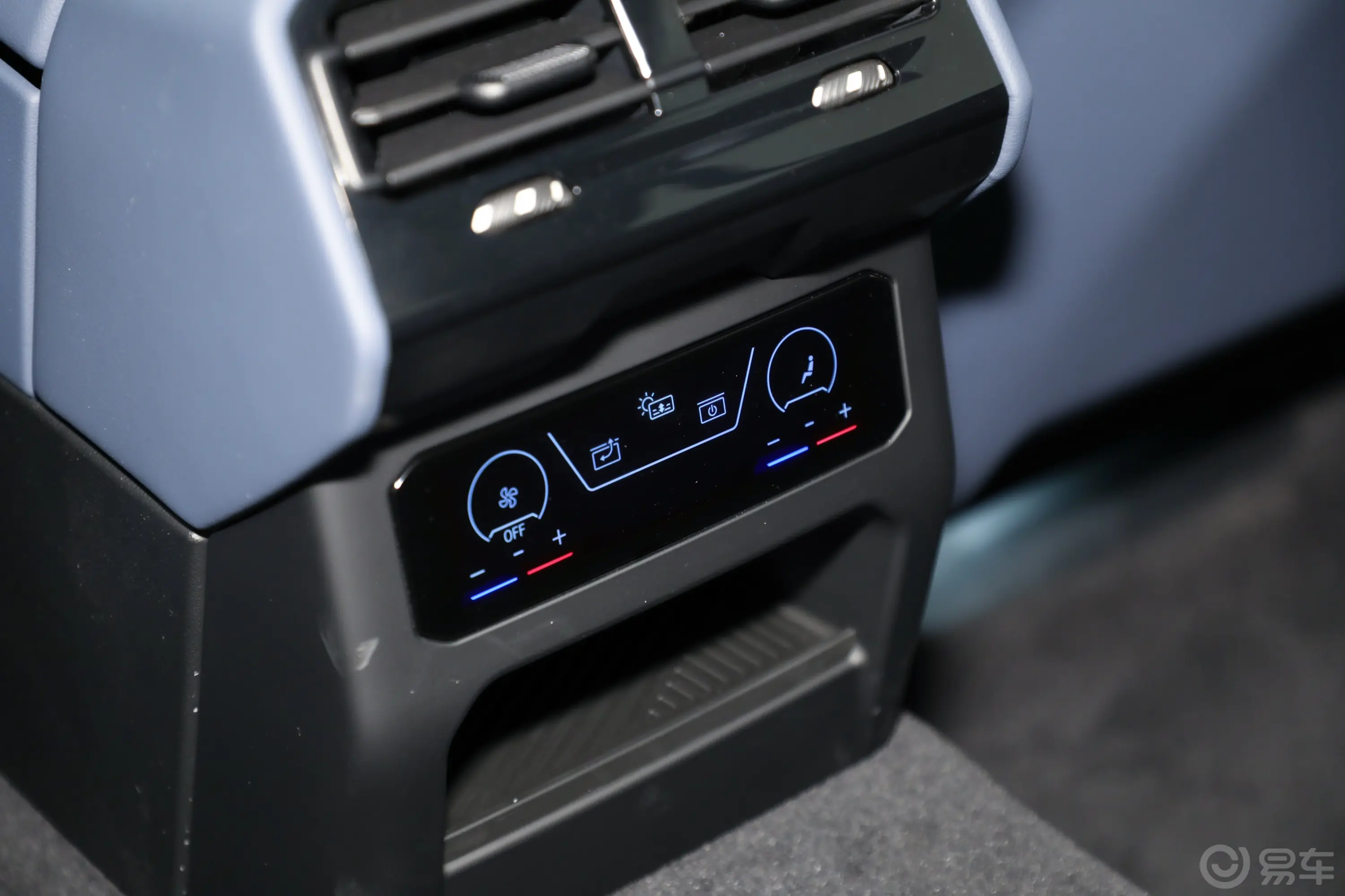 宝马5系530Li 尊享型 豪华套装后排空调控制键