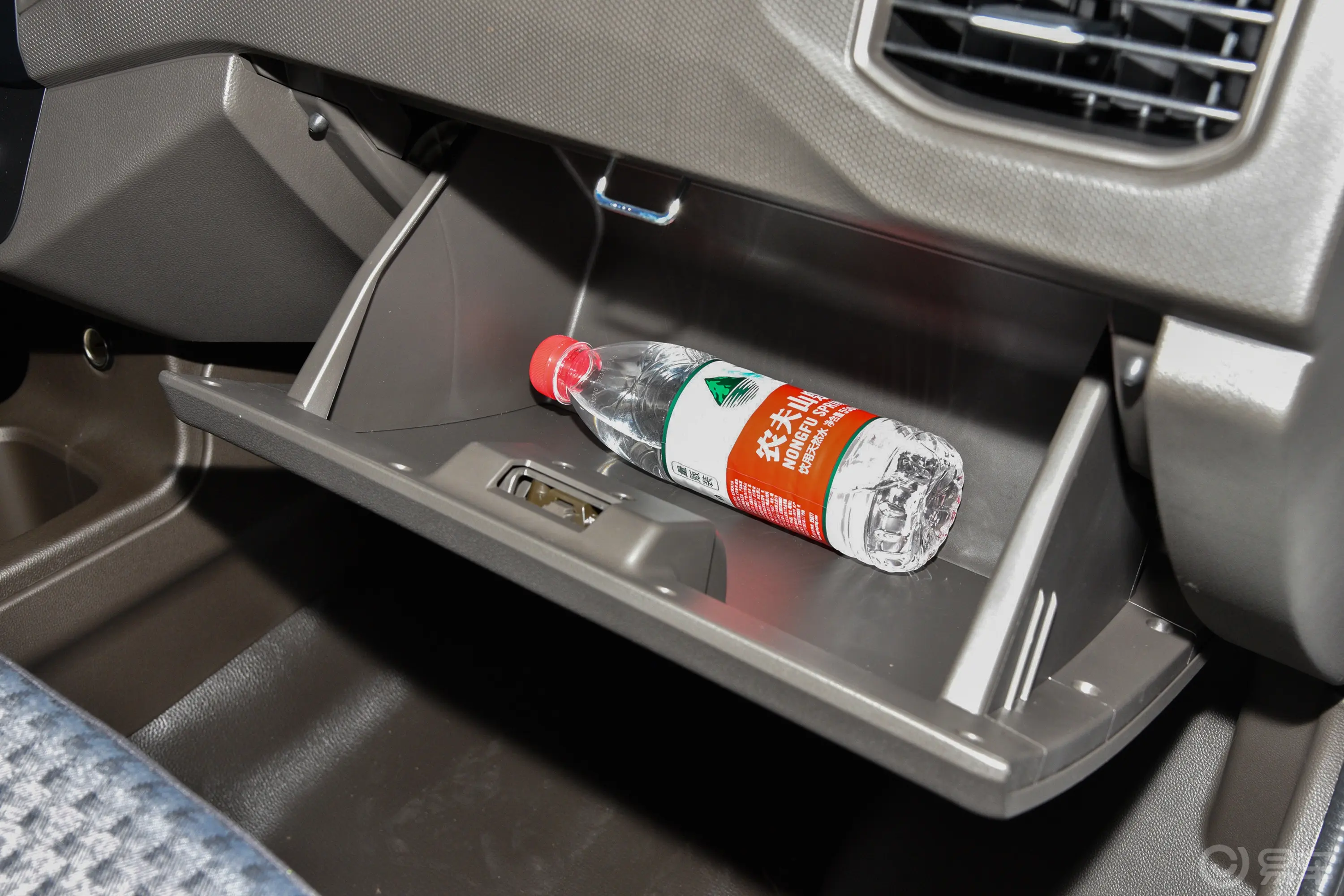 五菱荣光新卡1.5L 双排基本型 5座手套箱空间水瓶横置