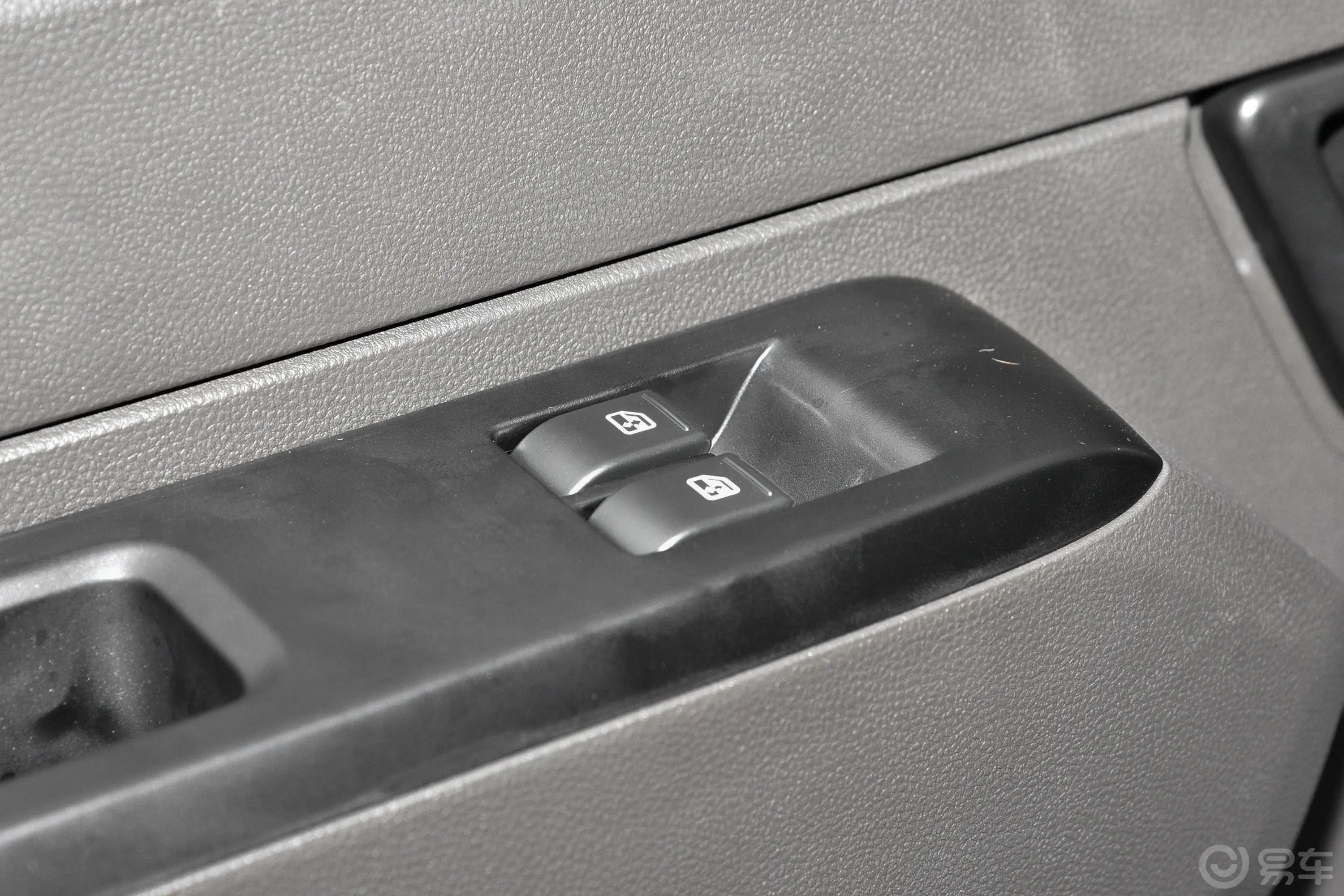 五菱荣光新卡1.5L 双排基本型 5座车窗调节整体