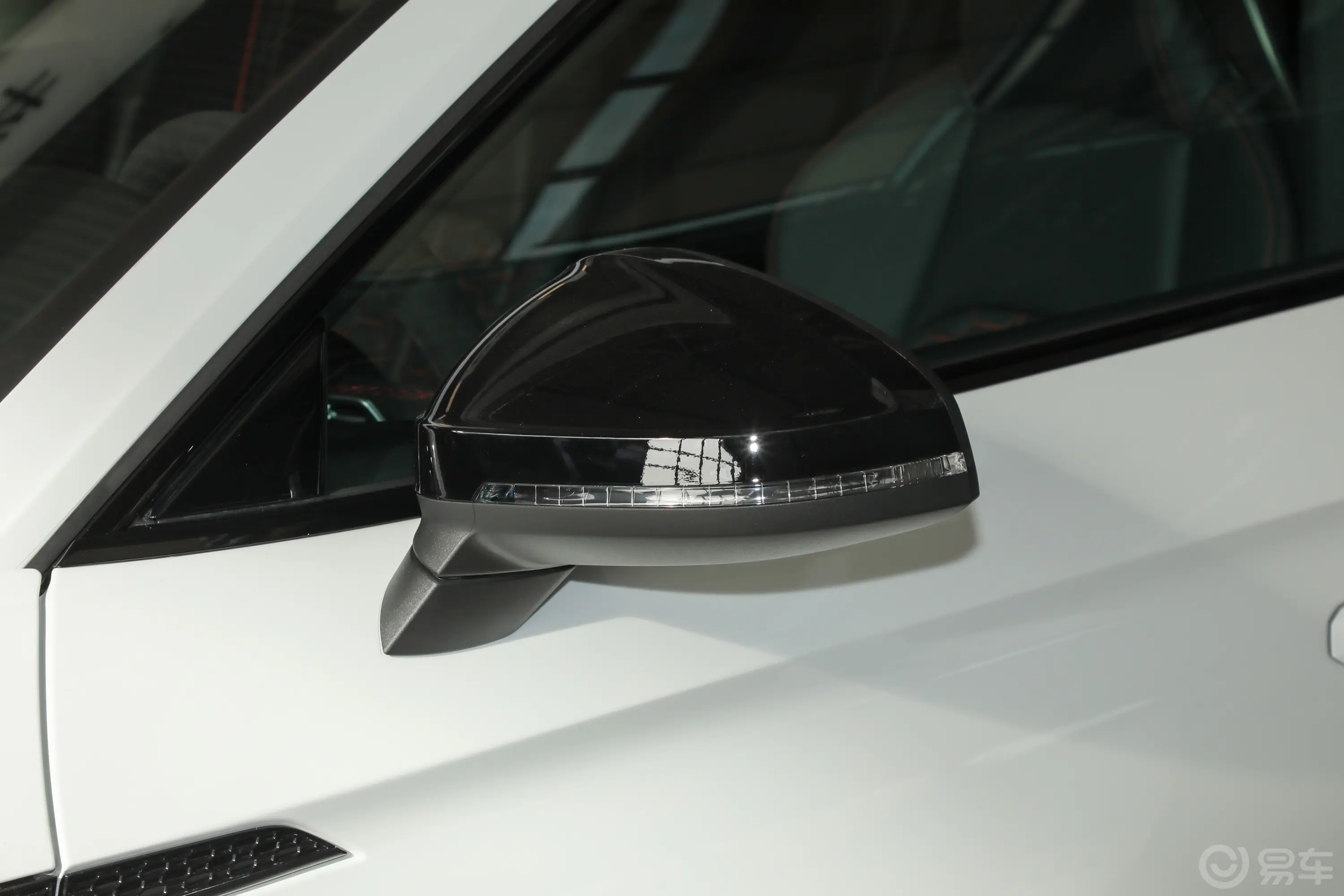 奥迪RS 52.9T Sportback 黑曜版主驾驶后视镜背面
