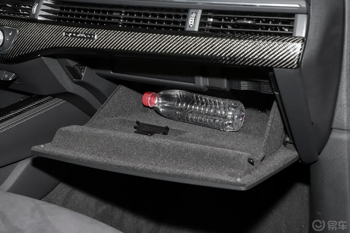 奥迪RS 42.9T Avant 常规版手套箱空间水瓶横置