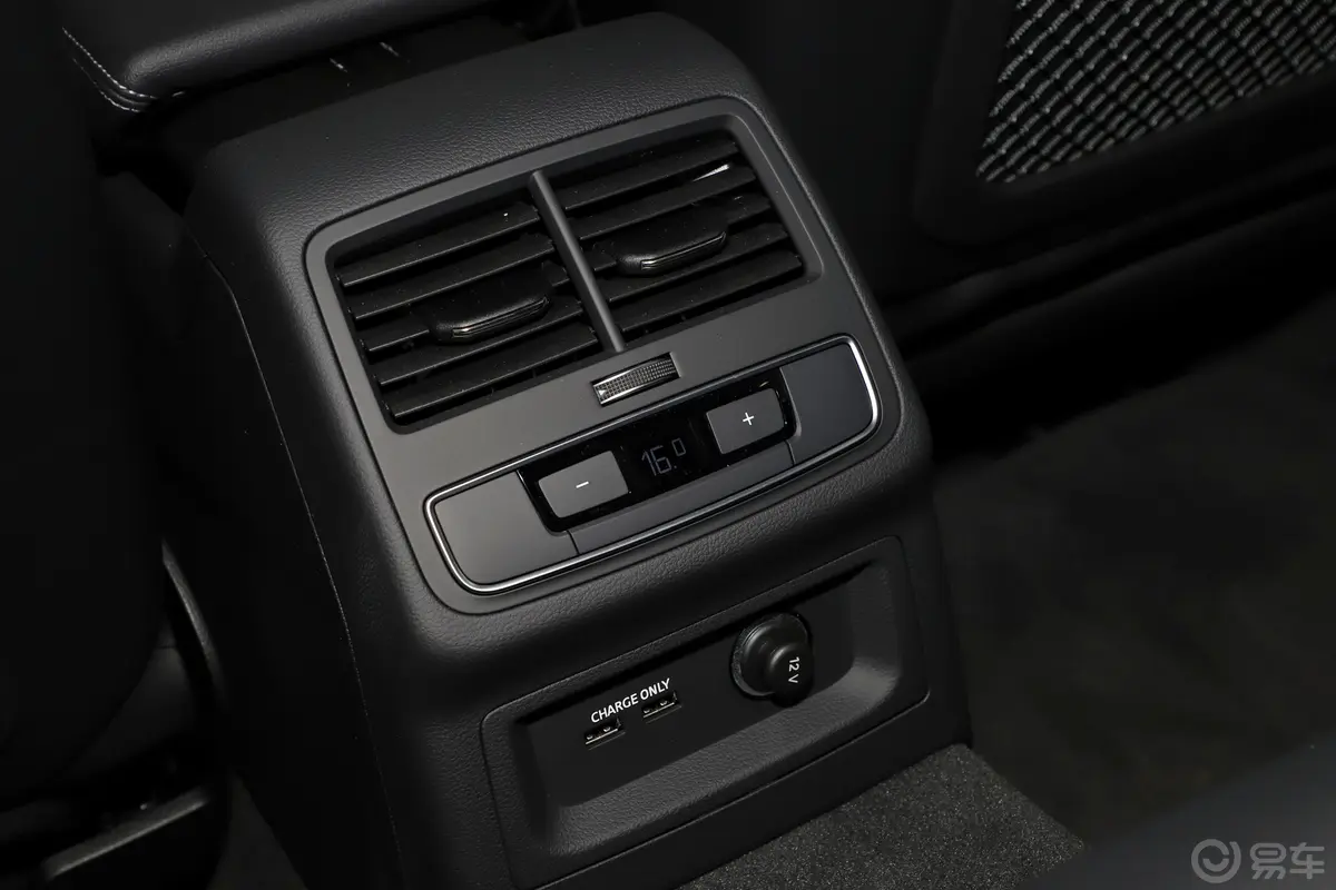 奥迪RS 42.9T Avant 常规版后排空调控制键