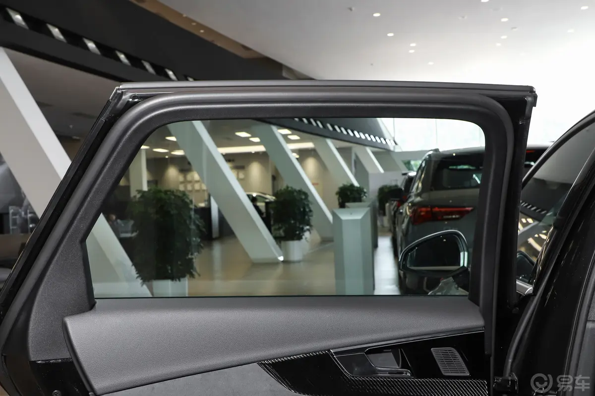 奥迪RS 42.9T Avant 常规版后排侧窗遮阳帘