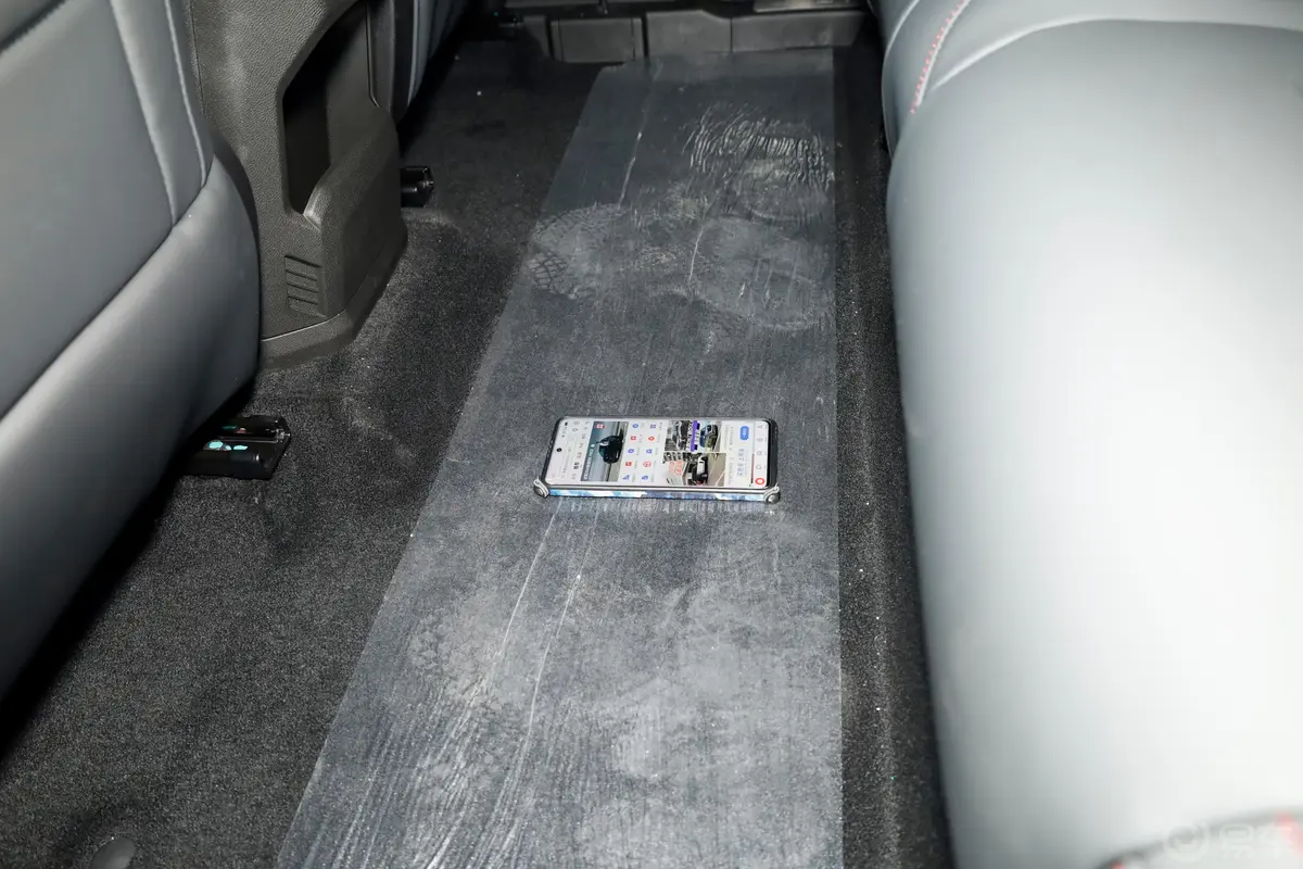 捷途旅行者2.0T 自动四驱征服PRO后排地板中间位置