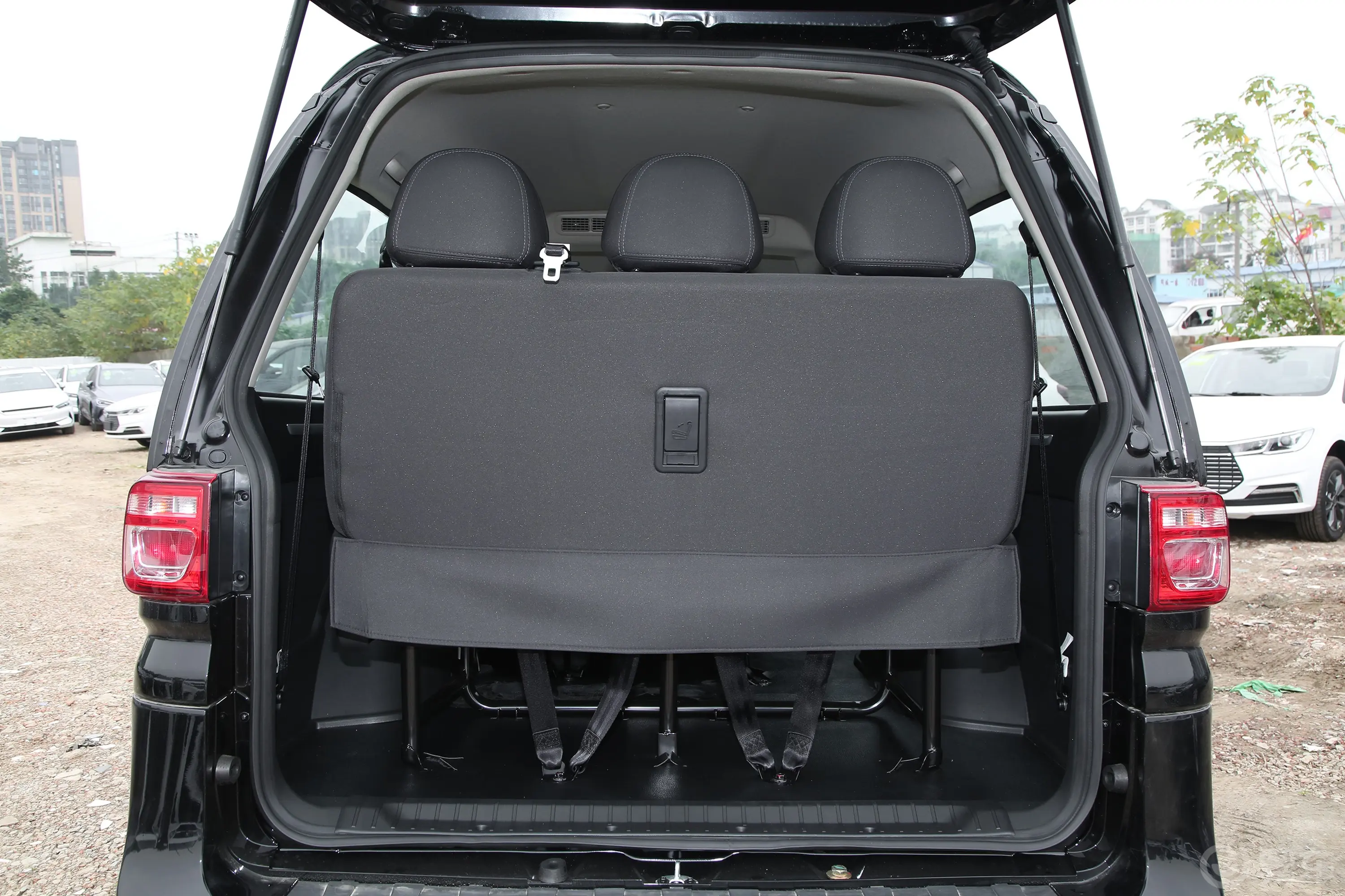 菱智M5L 1.5T 舒适型 9座后备厢空间特写