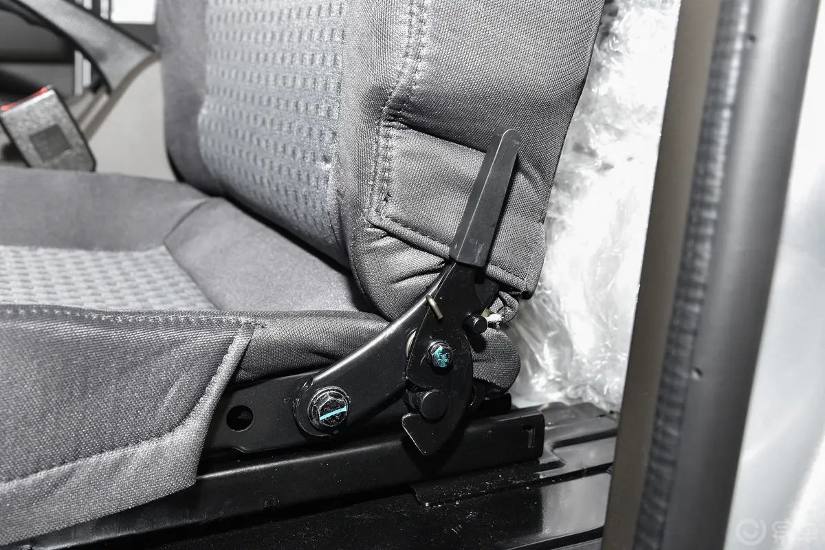 五菱荣光新卡2.0L 单排舒适型 2座 CNG主驾座椅调节