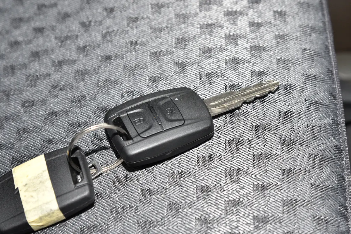 五菱荣光新卡2.0L 单排舒适型 2座 CNG钥匙正面