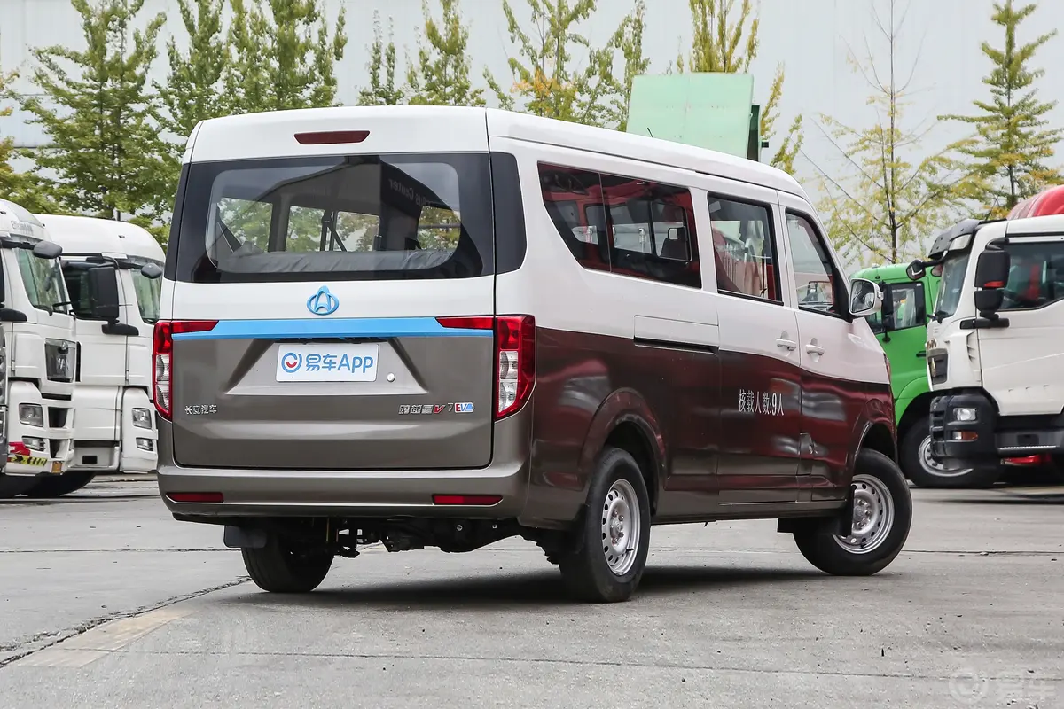 跨越星V7 EV251km 客车掀背门豪华型 9座侧后45度车头向右水平