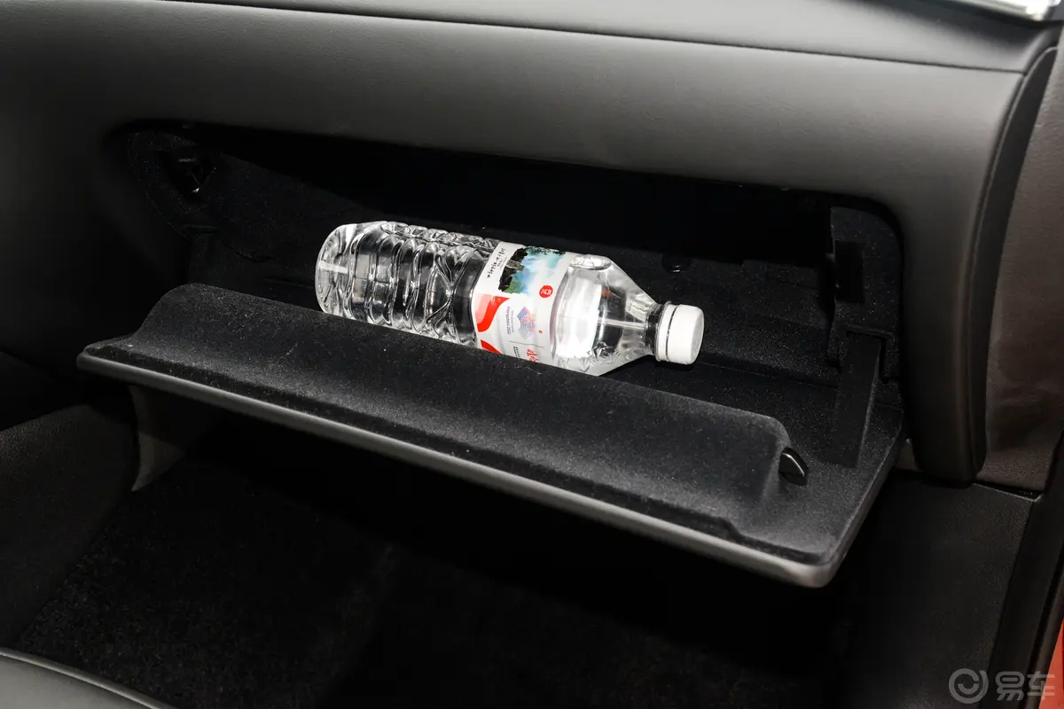 英菲尼迪QX502.0T 两驱时尚版手套箱空间水瓶横置