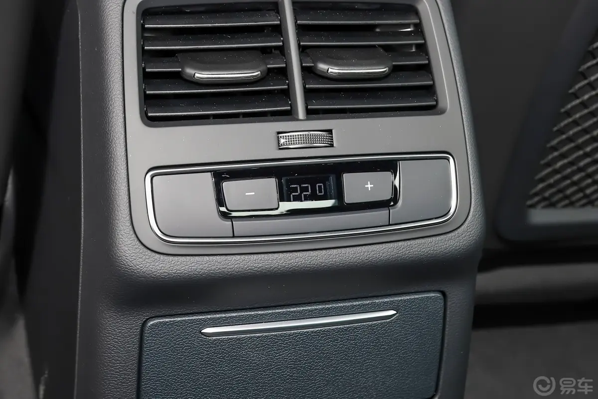 奥迪A4L40 TFSI quattro RS套件燃速型后排空调控制键