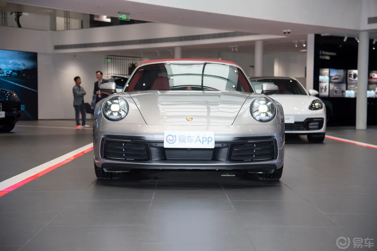 保时捷911Carrera 4 Cabriolet 3.0T正前水平