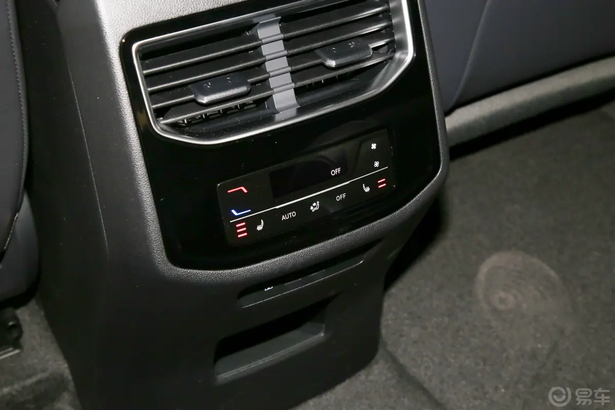 揽境380TSI 四驱豪华佳境版Pro 6座后排空调控制键