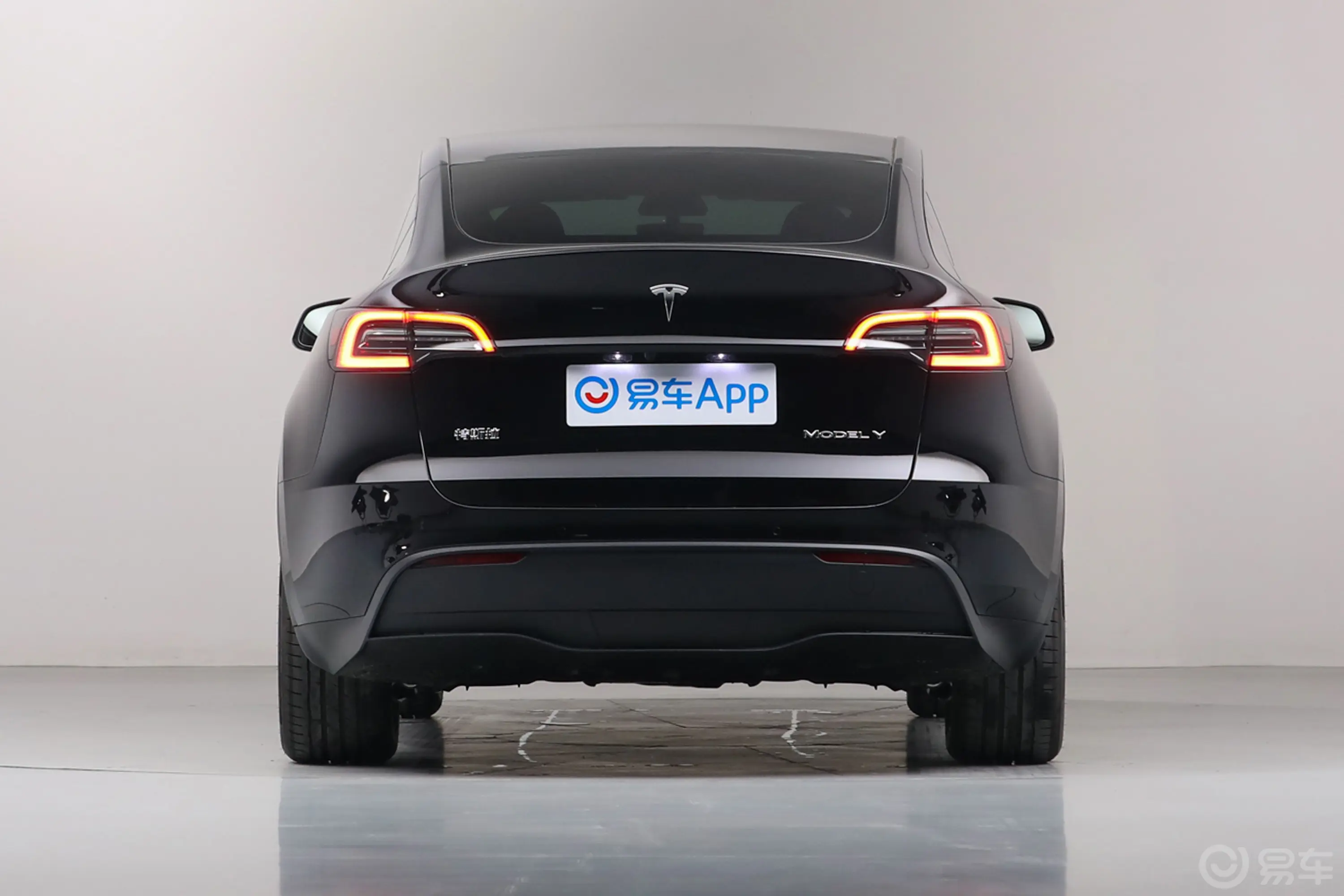 Model Y688km 长续航全轮驱动版正后水平