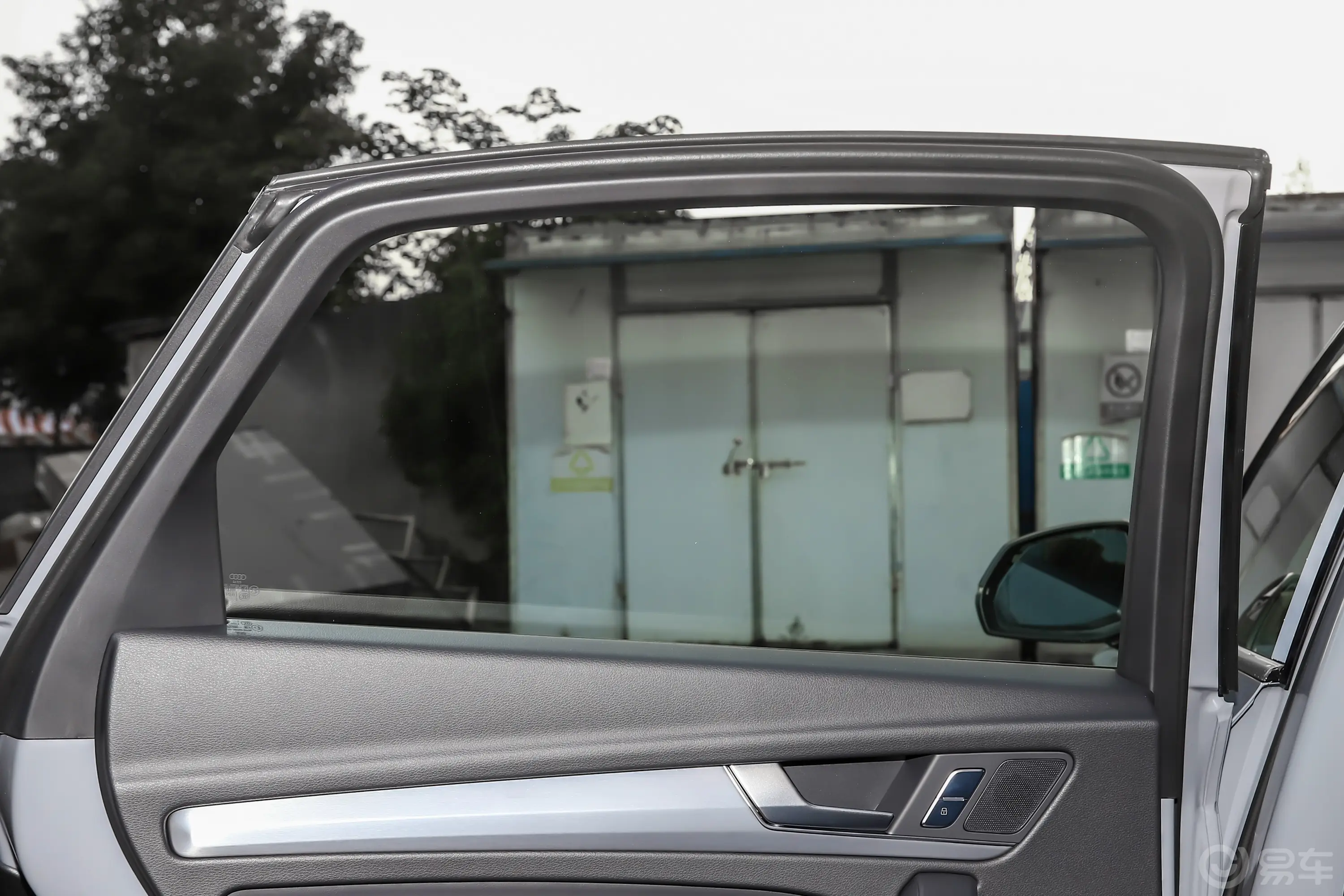 奥迪Q5L Sportback40 TFSI 时尚型后排侧窗遮阳帘