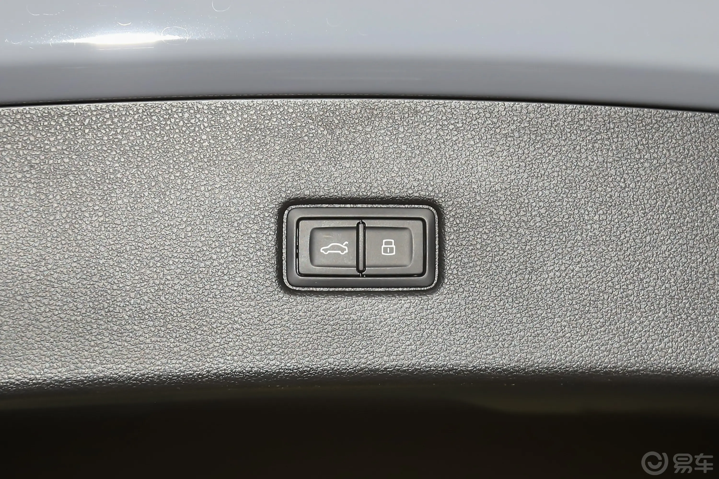 奥迪Q5L Sportback40 TFSI 时尚型电动尾门按键（手动扶手）