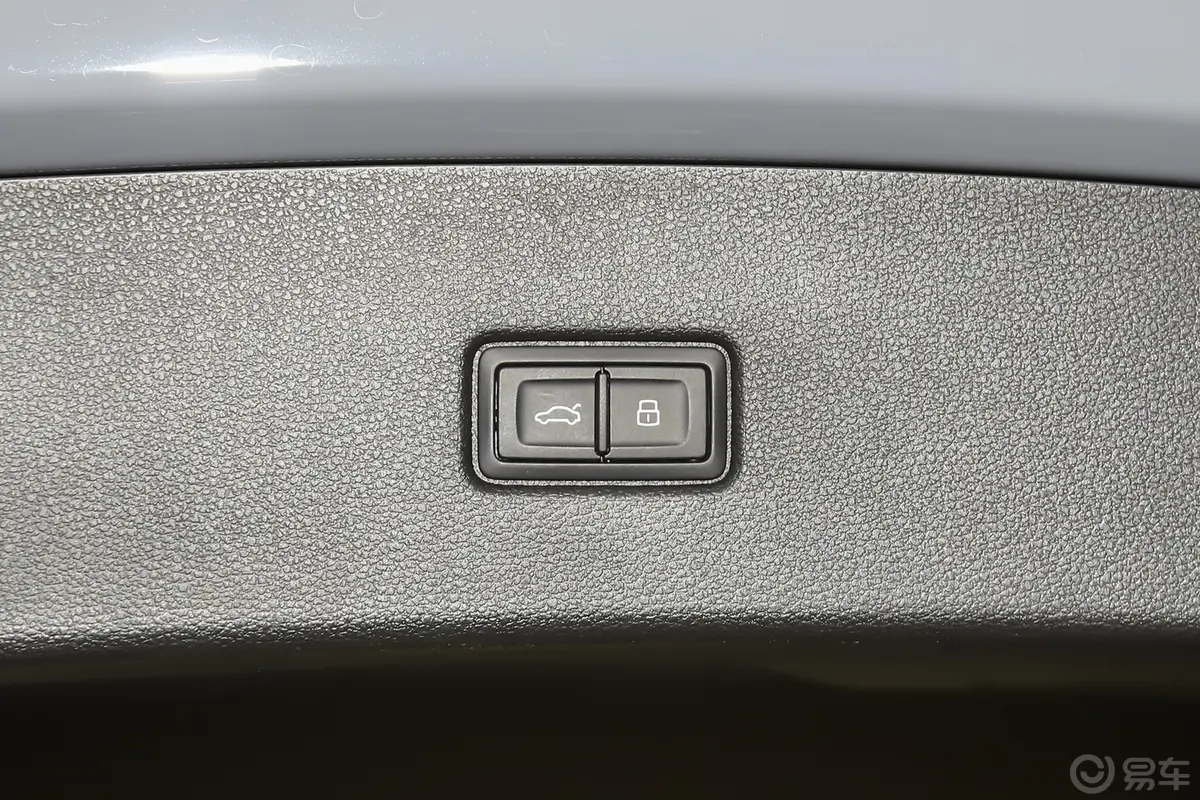 奥迪Q5L Sportback40 TFSI 时尚型电动尾门按键（手动扶手）