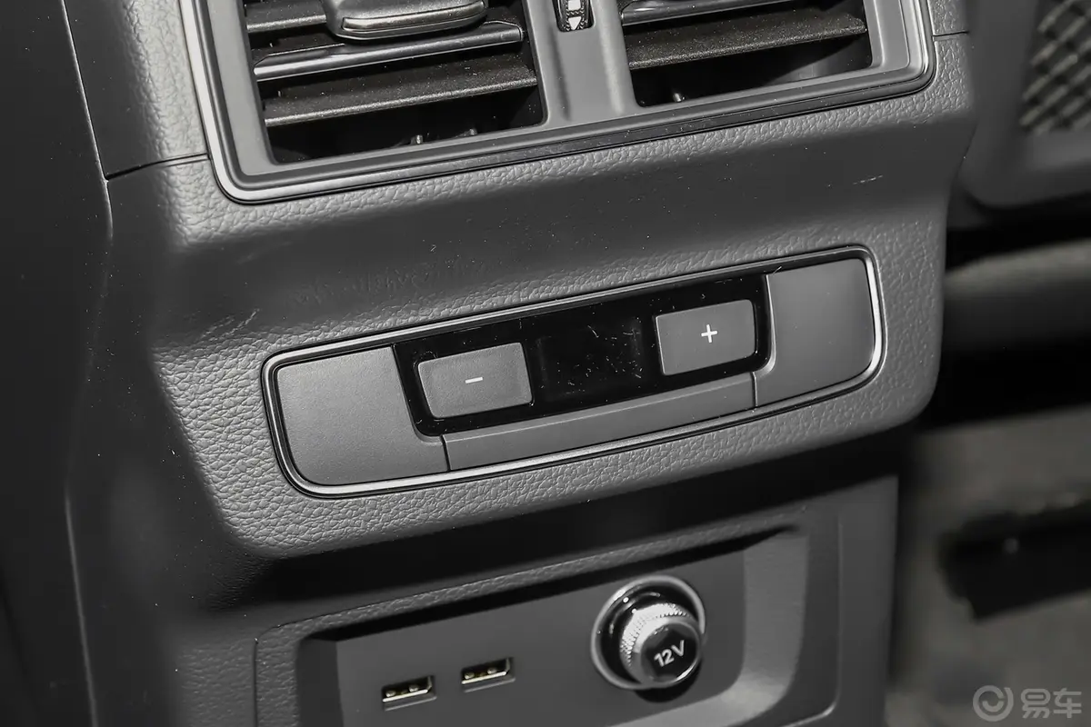 奥迪Q5L Sportback40 TFSI 时尚型后排空调控制键