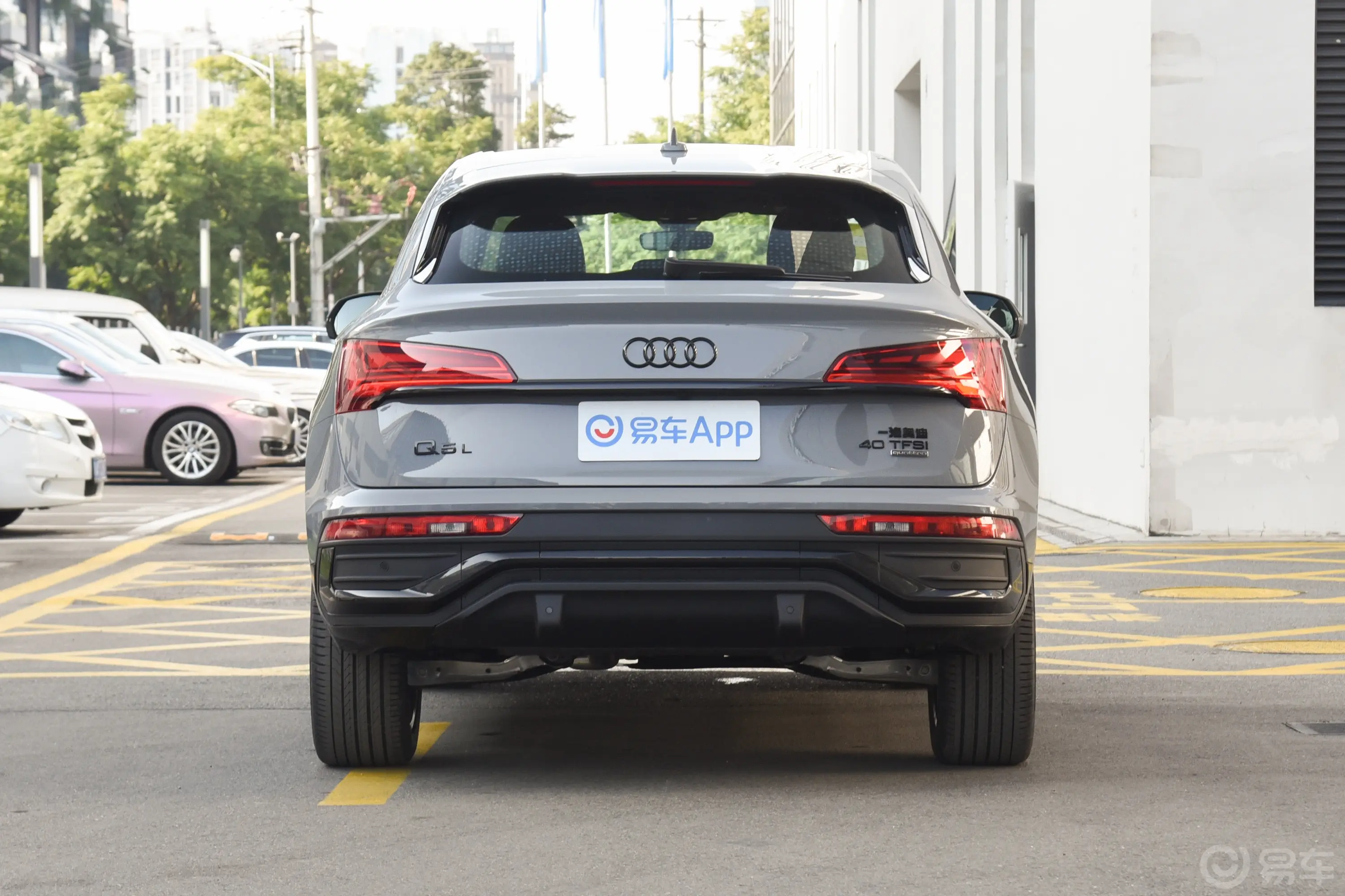 奥迪Q5L Sportback40 TFSI 豪华型正后水平