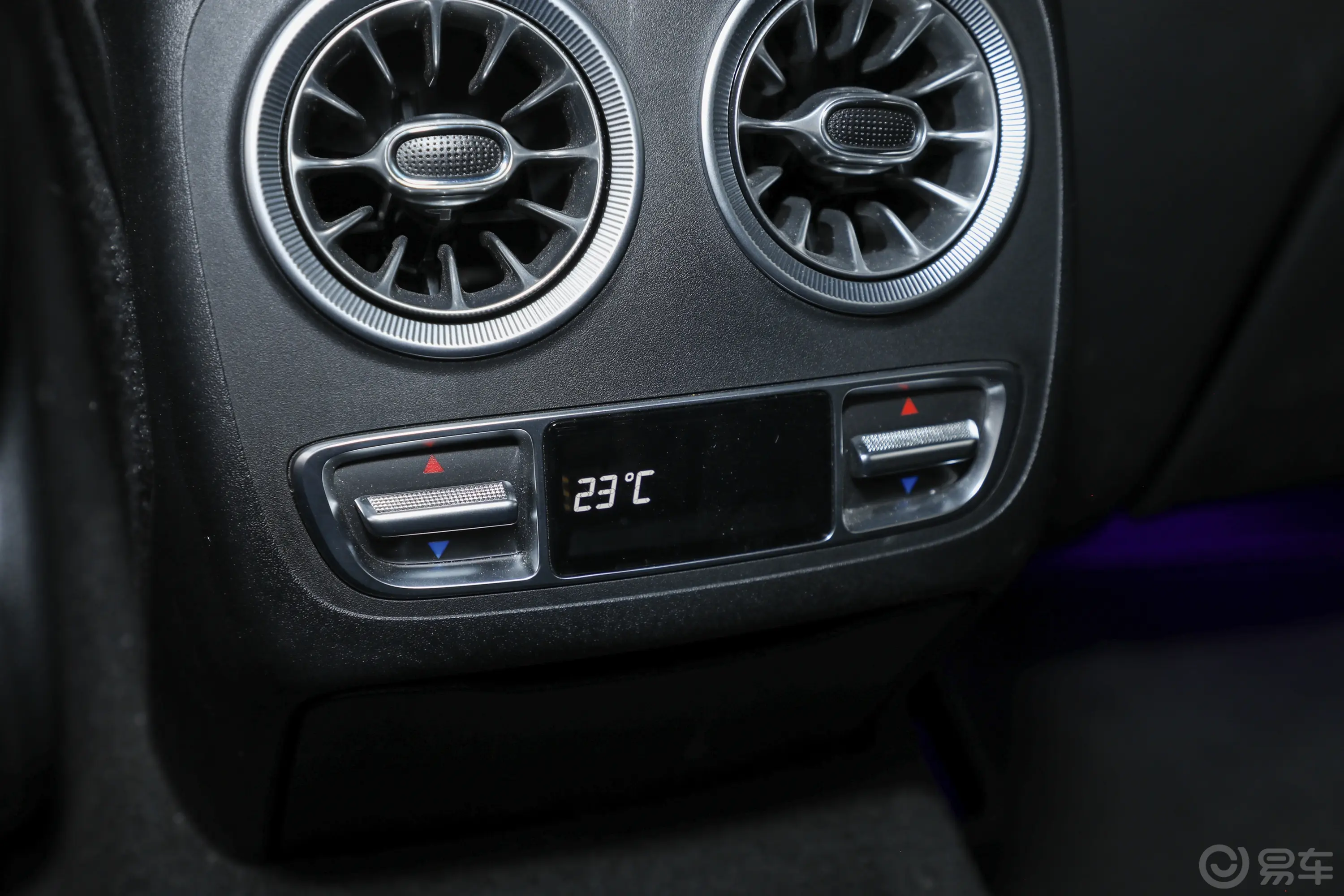 奔驰GT AMGAMG GT 50 4MATIC+ 四门跑车后排空调控制键