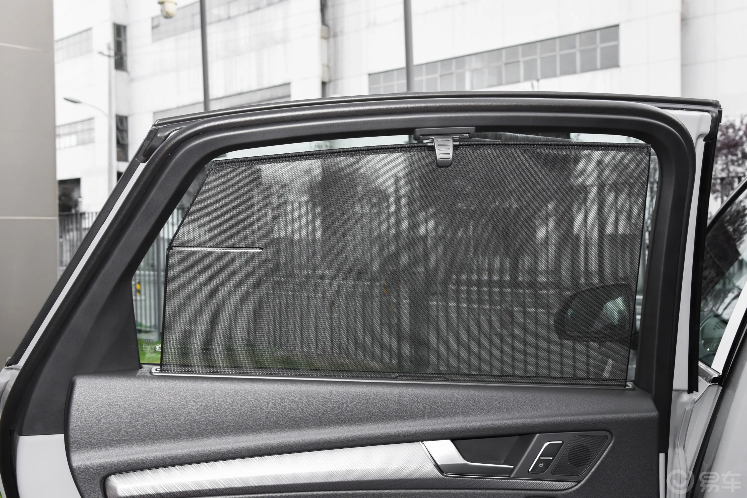 奥迪Q5L Sportback40 TFSI 豪华型后排侧窗遮阳帘