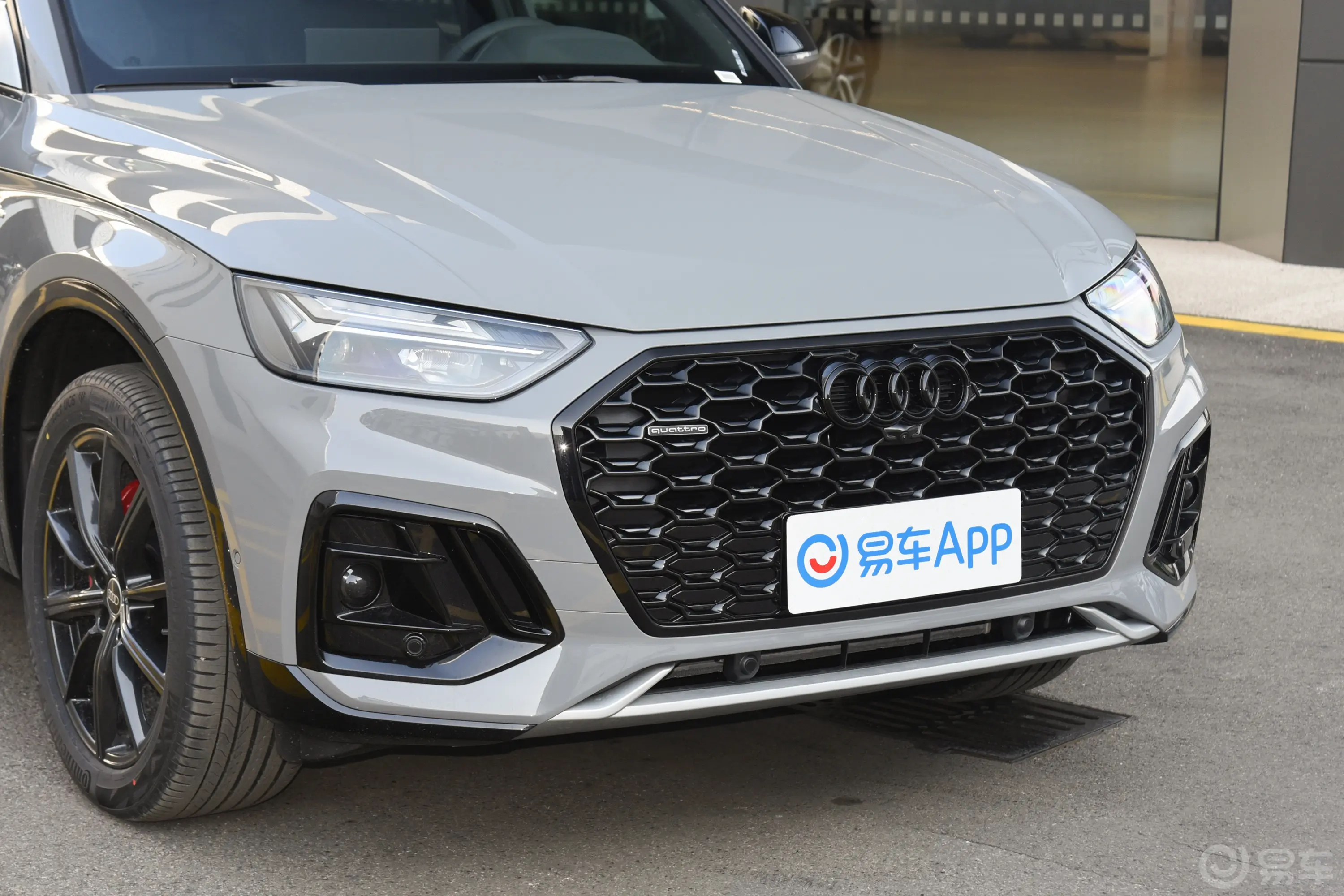 奥迪Q5L Sportback40 TFSI 豪华型前格栅侧俯拍