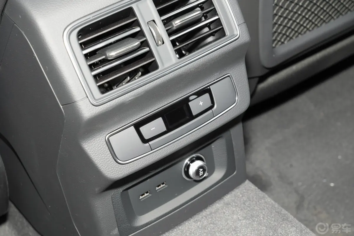 奥迪Q5L40 TFSI 时尚动感型后排空调控制键
