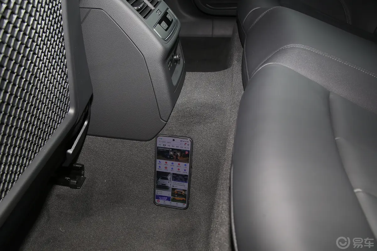 奥迪A5Sportback 40 TFSI 时尚动感型后排地板中间位置