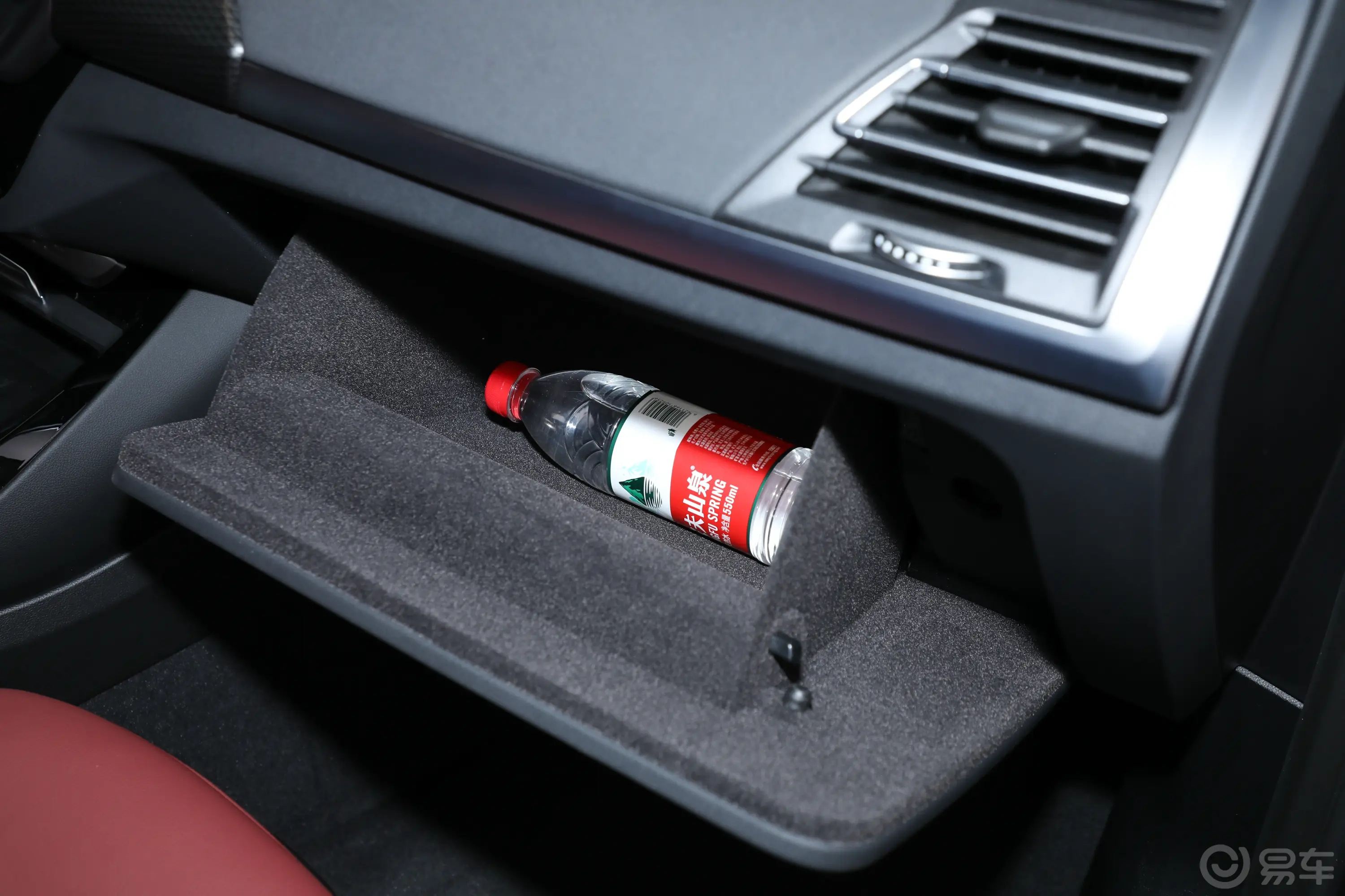 宝马X3改款 xDrive30i 尊享型 M曜夜套装手套箱空间水瓶横置