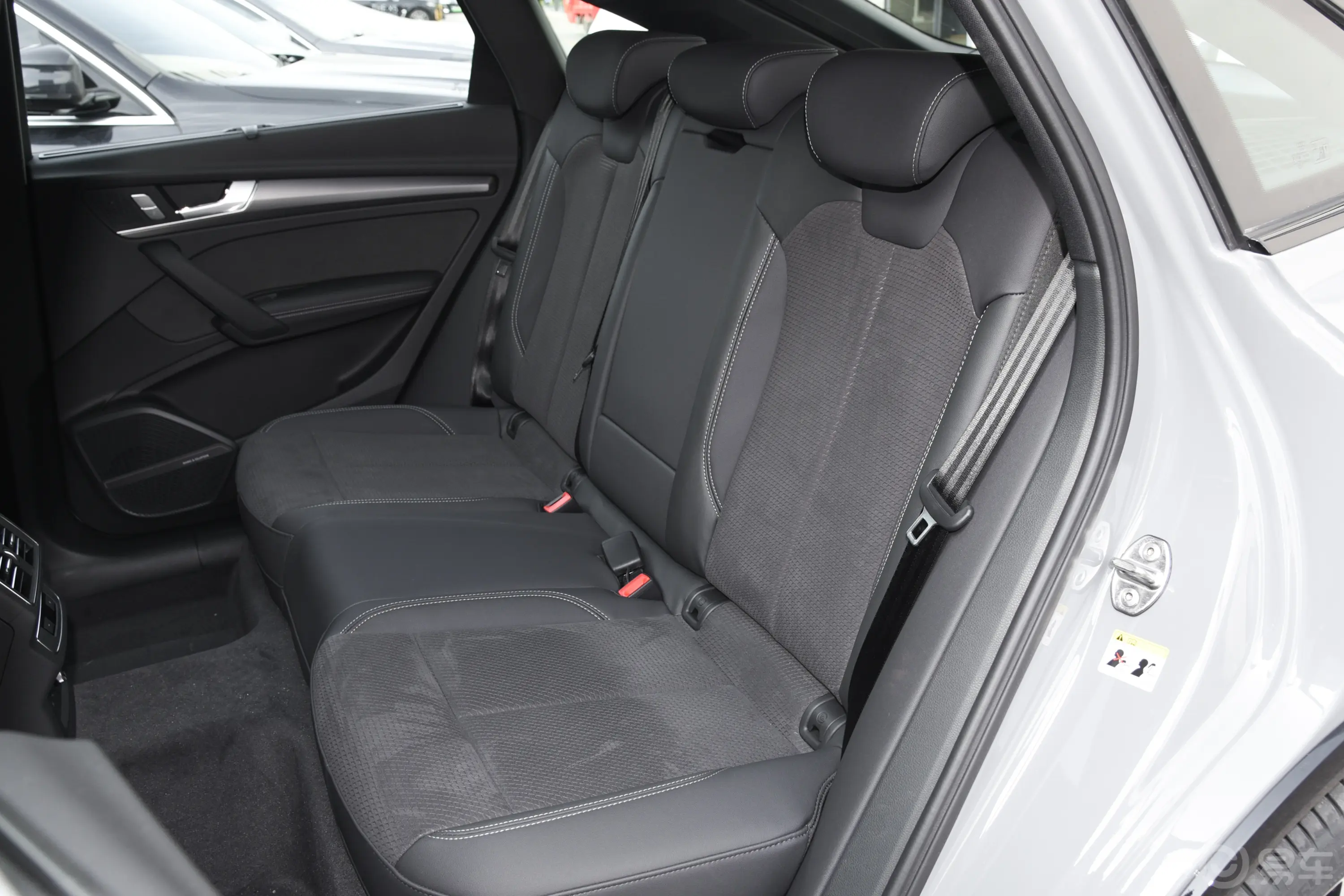 奥迪Q5L Sportback45 TFSI 豪华型后备厢开启45度侧拍